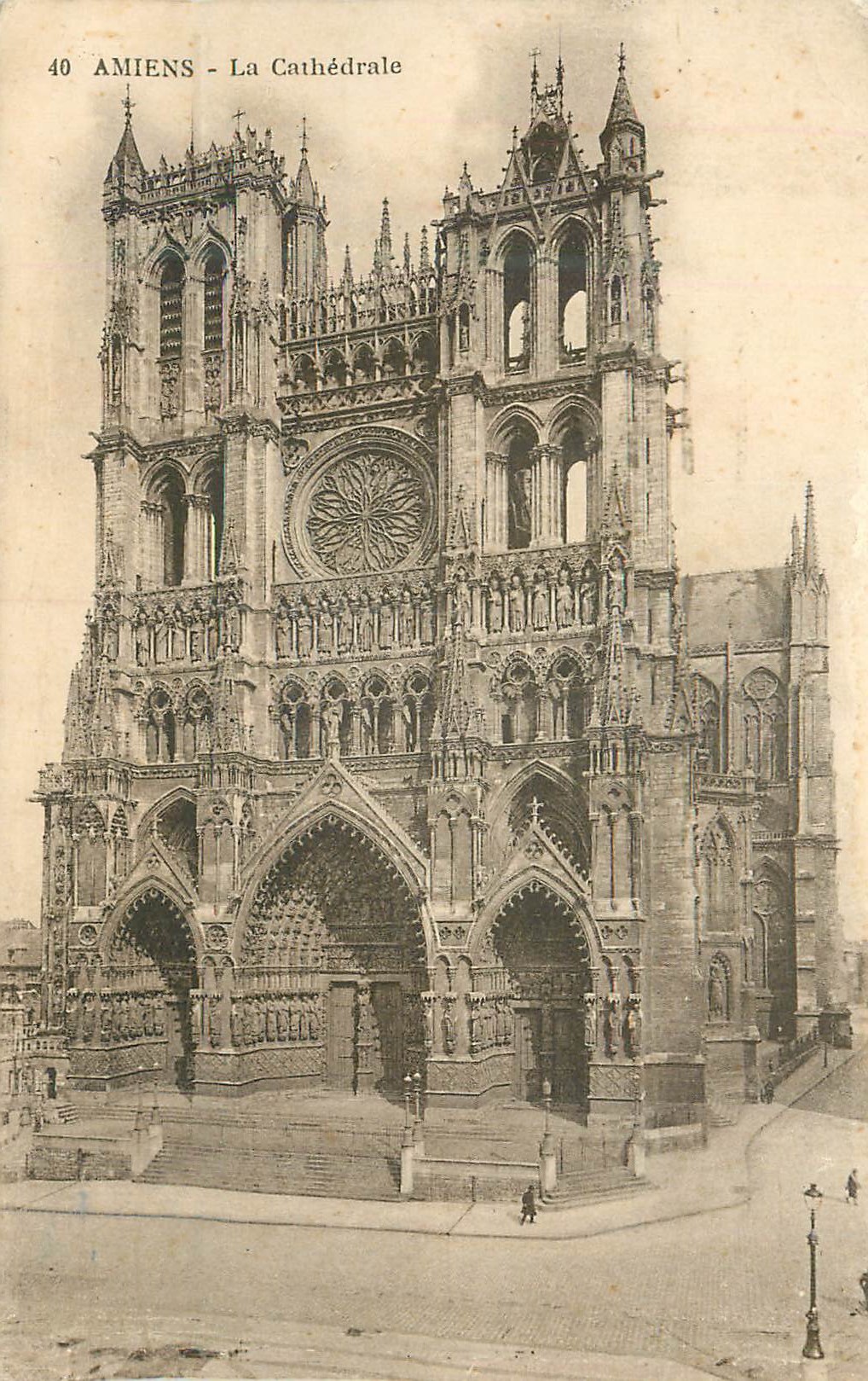 CPA Amiens La Cathedrale Flamme Amiens Ses velours Sa confection