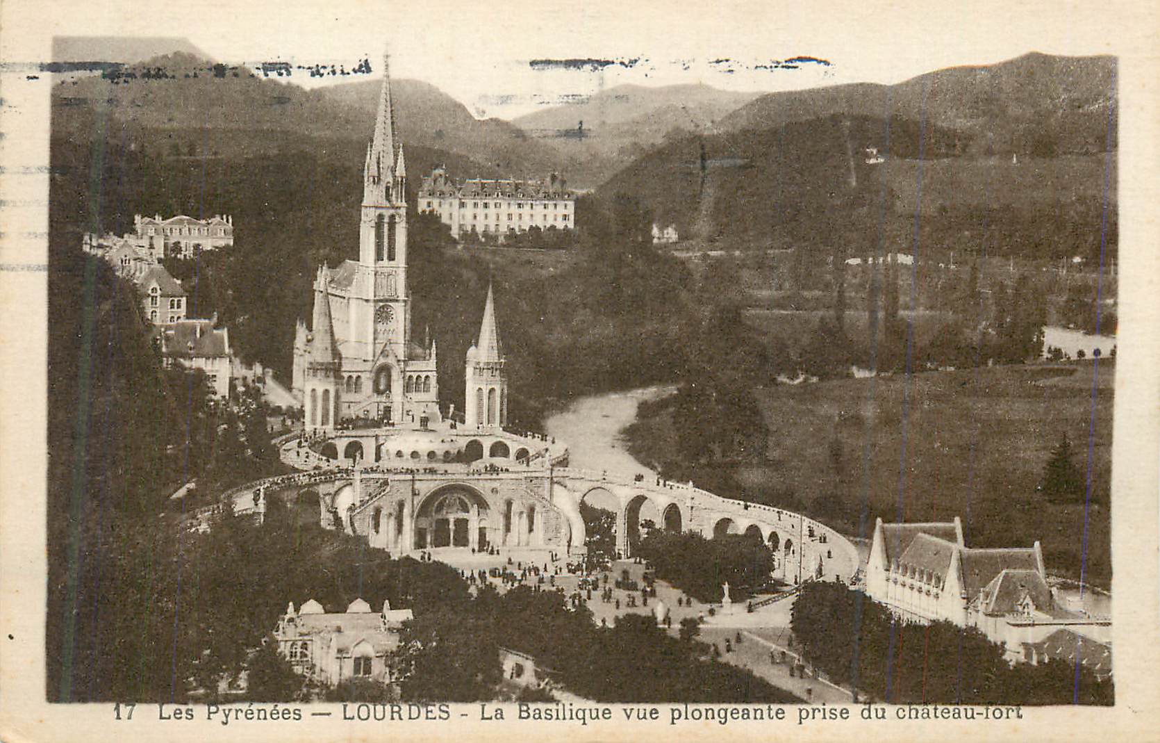 CPA Lourdes Les Pyrenees La Basilique vue plongeante prise du Chateau Fort