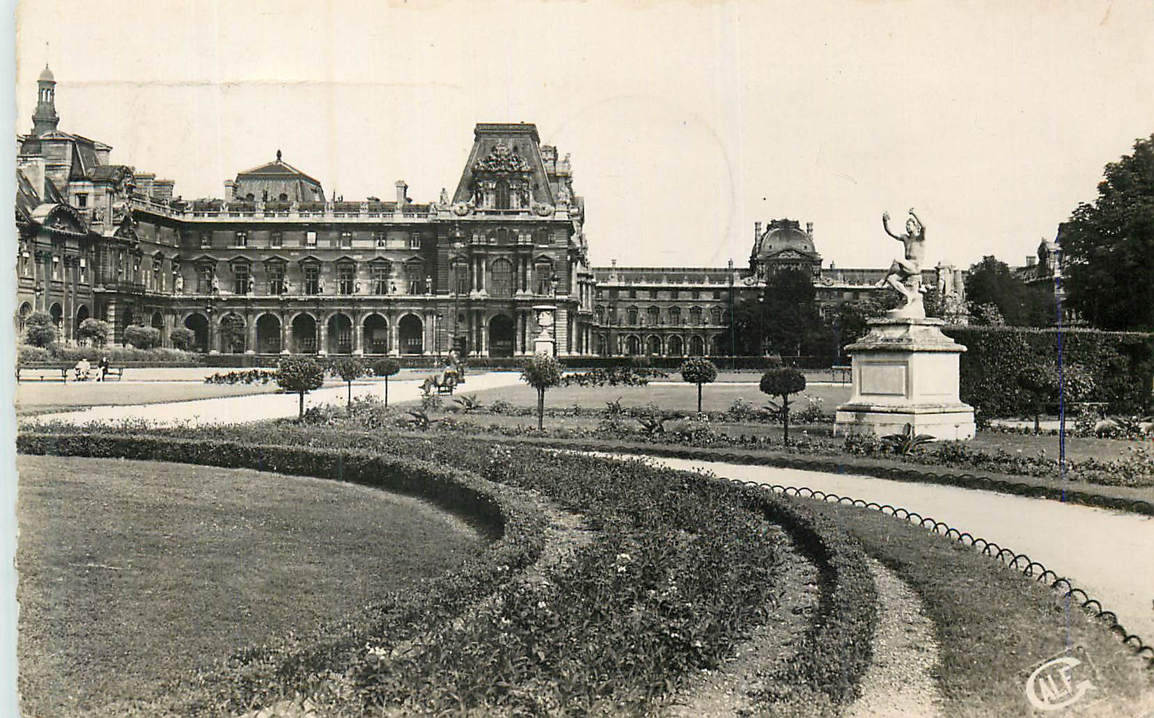 CPM Paris Aile Gauche du Louvre et Jardins