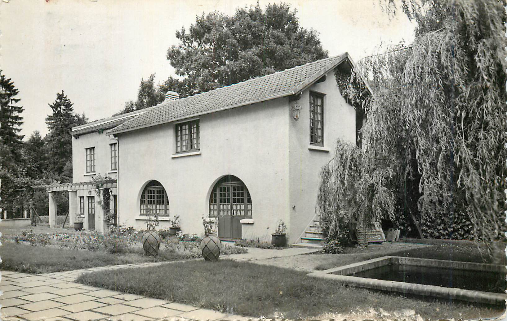 Maison avec piscine et jardin — éditeur non identifié