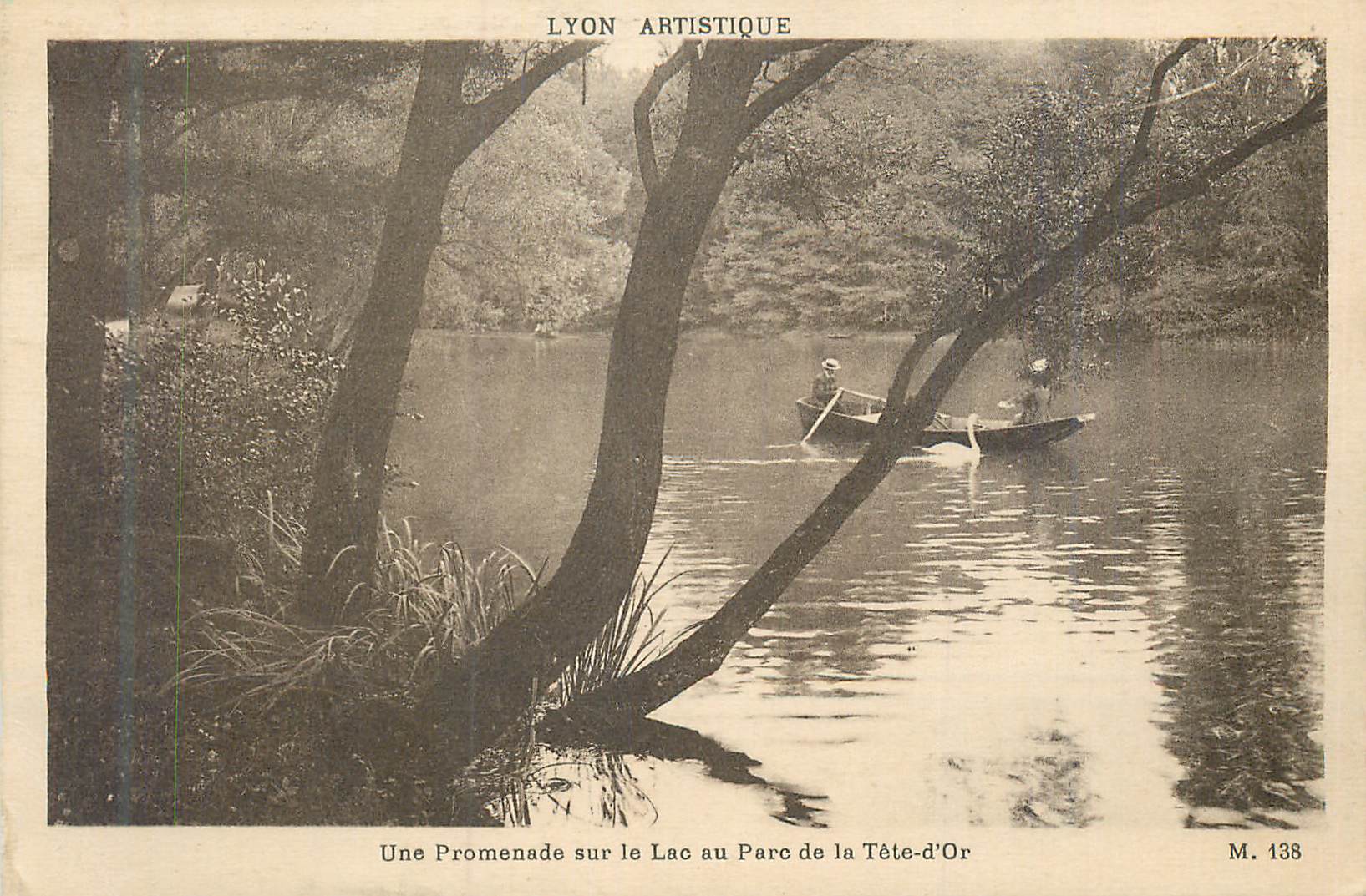 CPA Lyon Artistique Une Promenade sur le Lac au Parc de la Tete d'Or