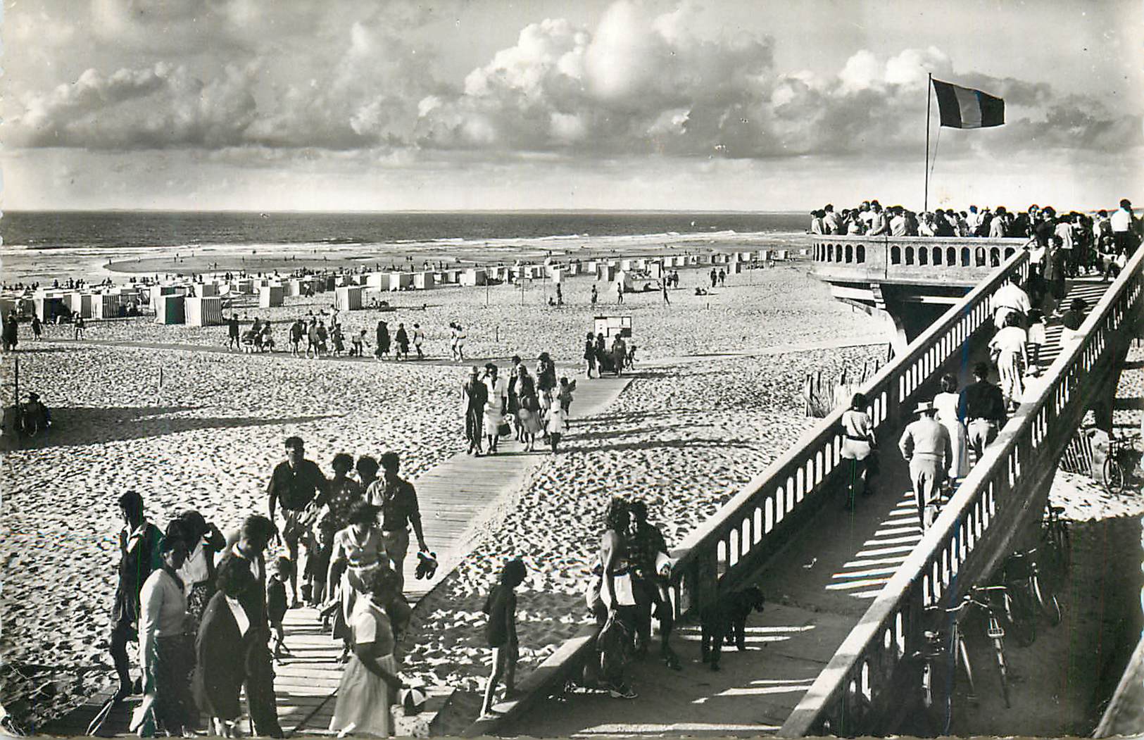 CPM Soulac sur Mer Cote d'Argent La Plage et le Pavillon