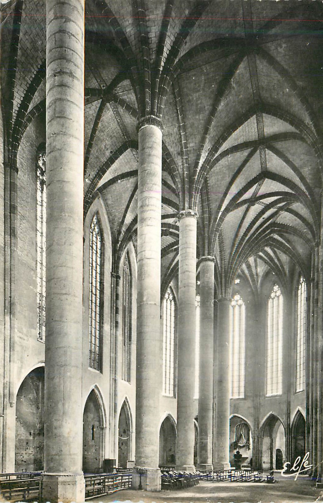 Intérieur de l'église — vue des voûtes et colonnes — Éditeur E. Lefèvre