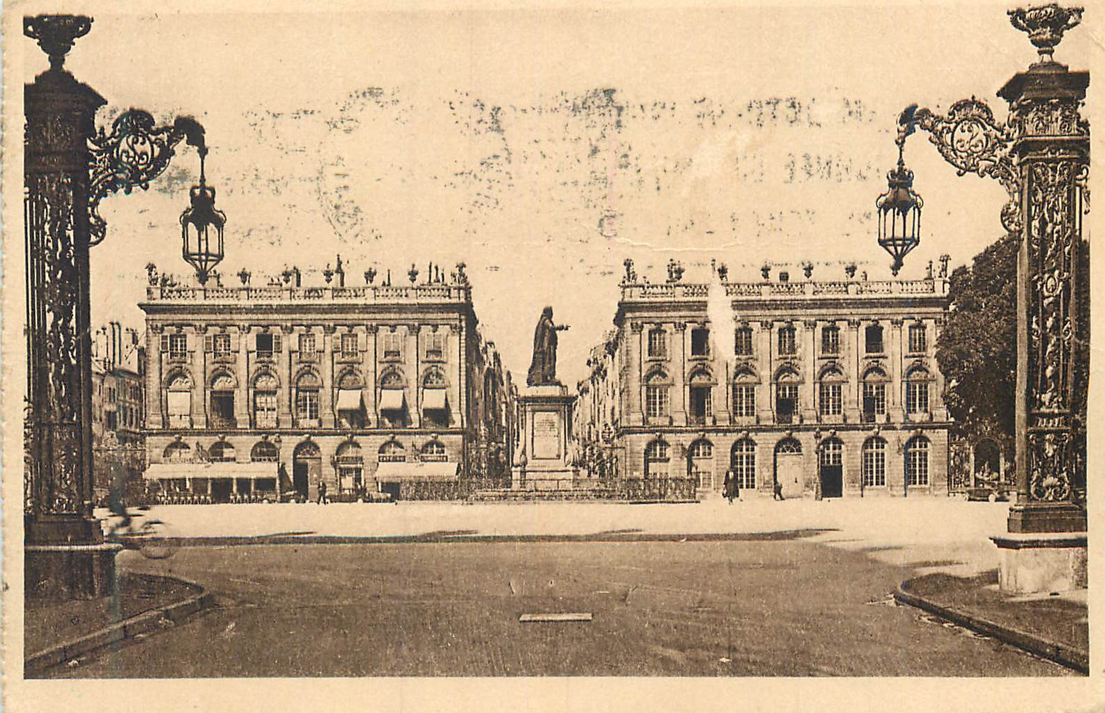 CPA Nancy Place et Statue de Stanislas A droite Le Musee de Peinture