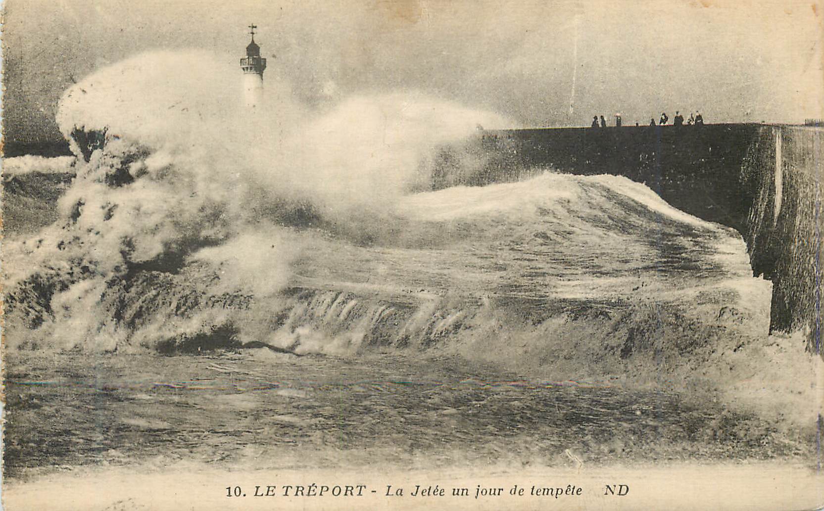 CPA Le Treport La Jetee un Jour de Tempete Phare