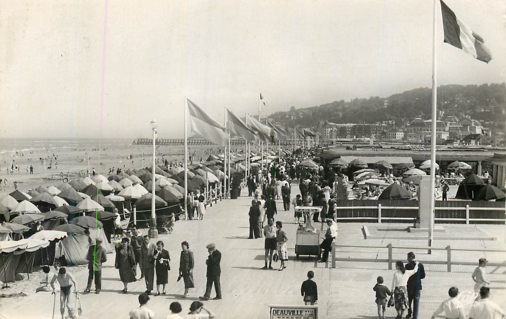 Deauville — Strand und Promenade — unbekannter Verlag, Seriennummer nicht sichtbar