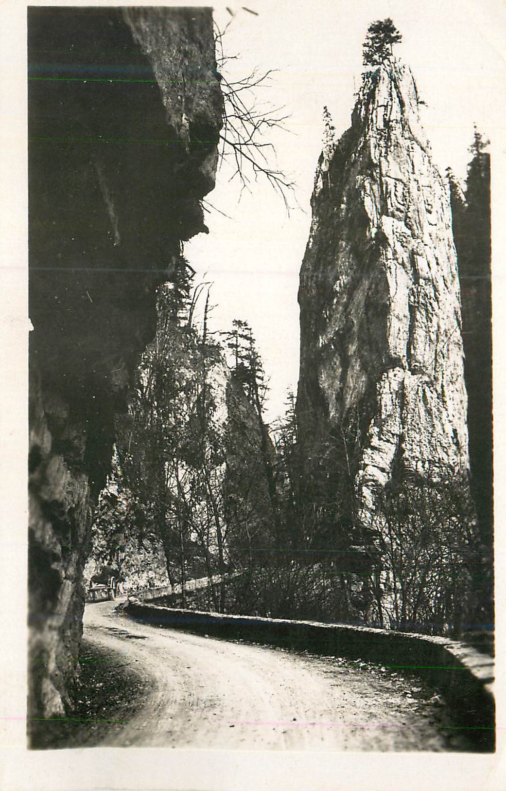 Route encaissée entre falaises — République tchèque