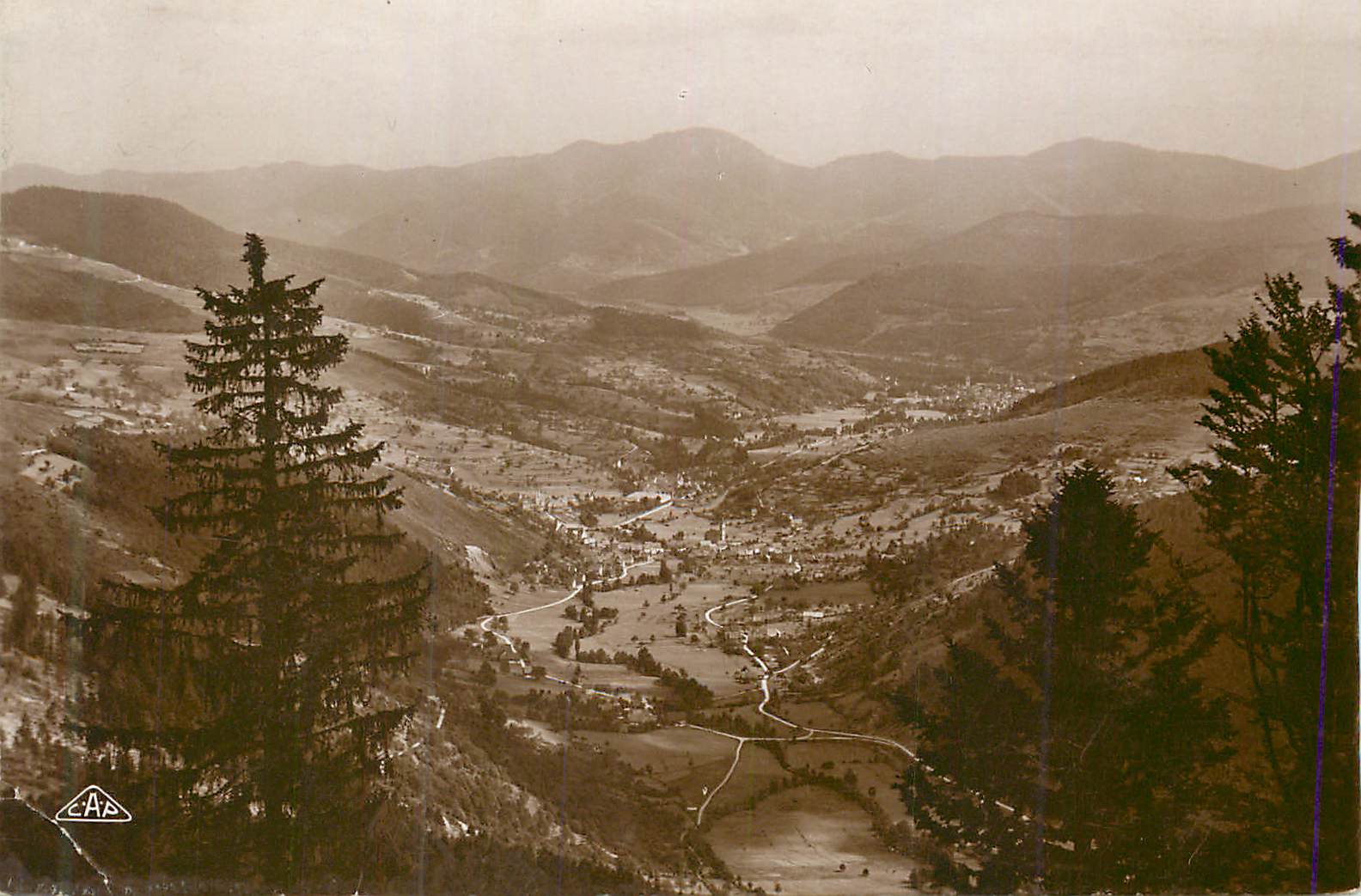 Vue panoramique d'un vallon montagneux — C.A.P. — n° 12345