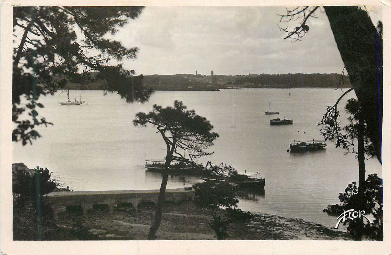 Vue du port de Saint-Tropez — éditeur ATOP, n° de série non visible