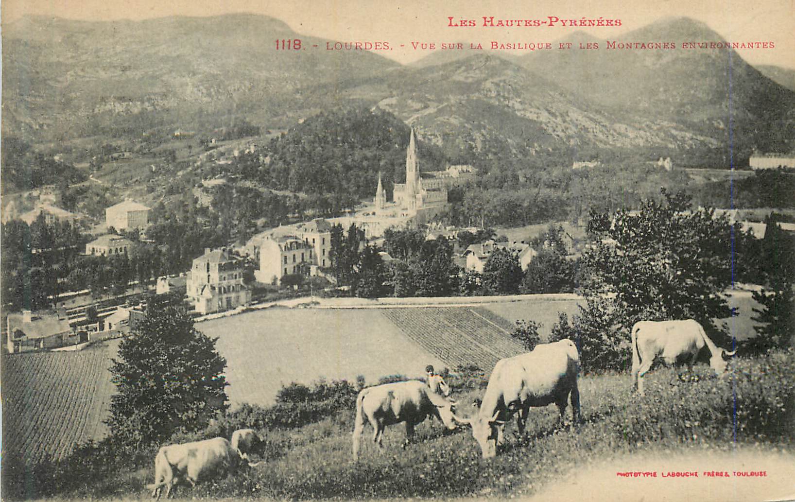 Lourdes — Vue sur la Basilique et les montagnes environnantes — Phototypie Labouche Frères, Toulouse