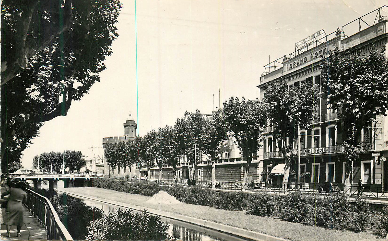 CPM Perpignan Les Quais Le Grand Hotel et le Castillet