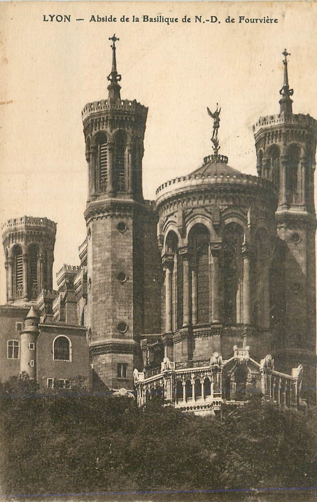 CPA Lyon Abside de la Basilique de N D de Fourviere