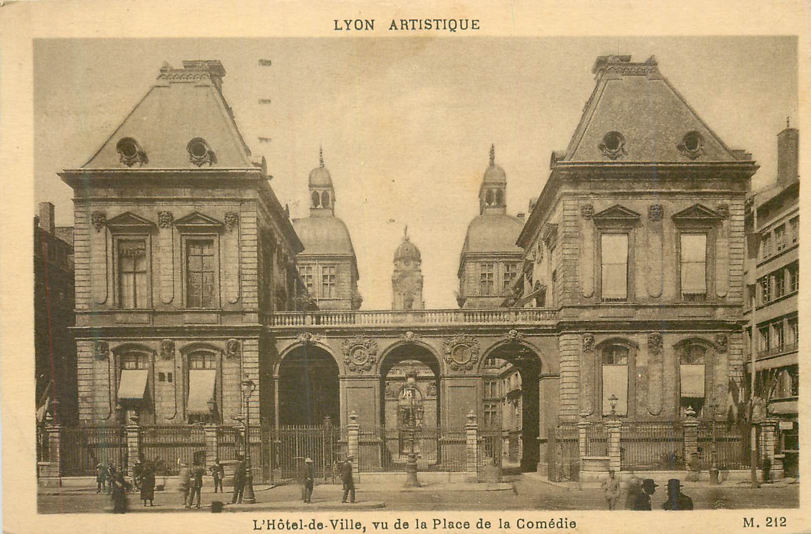 CPA Lyon Artistique L'Hotel de Ville vu de la Place de la Comedie