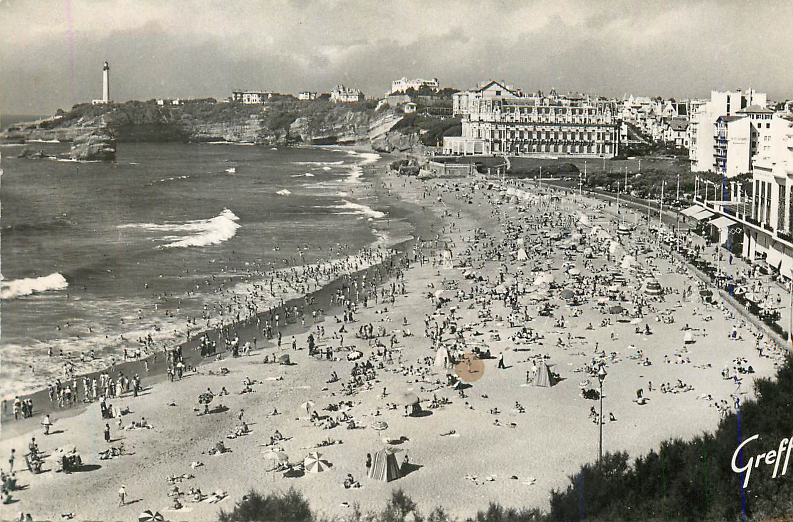 CPM Biarritz (Basses Pyrenees) en Pays Basque La Grande Plage Le Casino L'Hotel