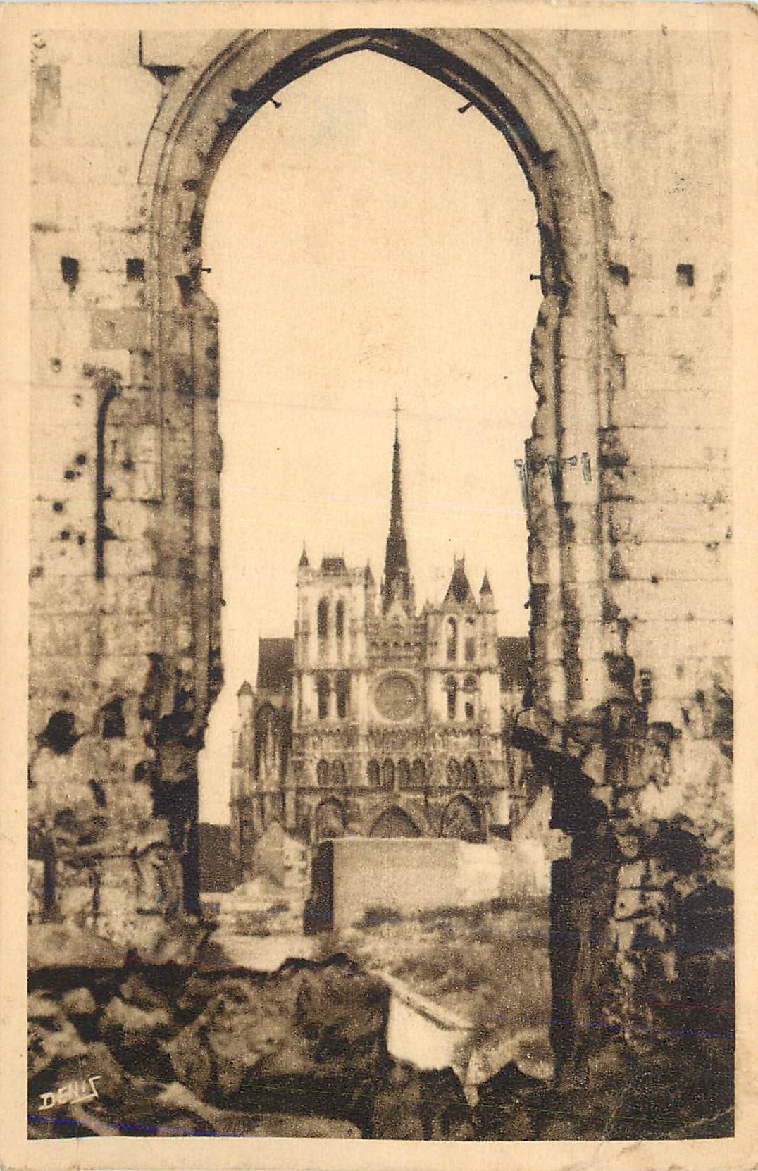 CPA Amiens La Cathedrale Vue prise de la Chapelle des Soeurs Grises