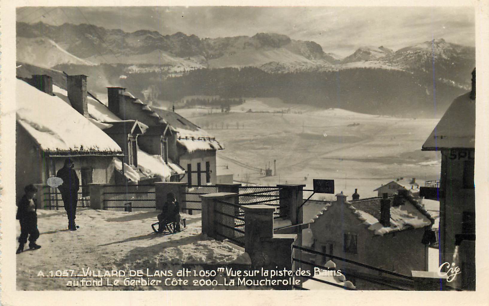 Villard de Lans — vue sur la piste des Bains, au fond Le Gerbier Côte 2000 — La Moucherolle — SPL