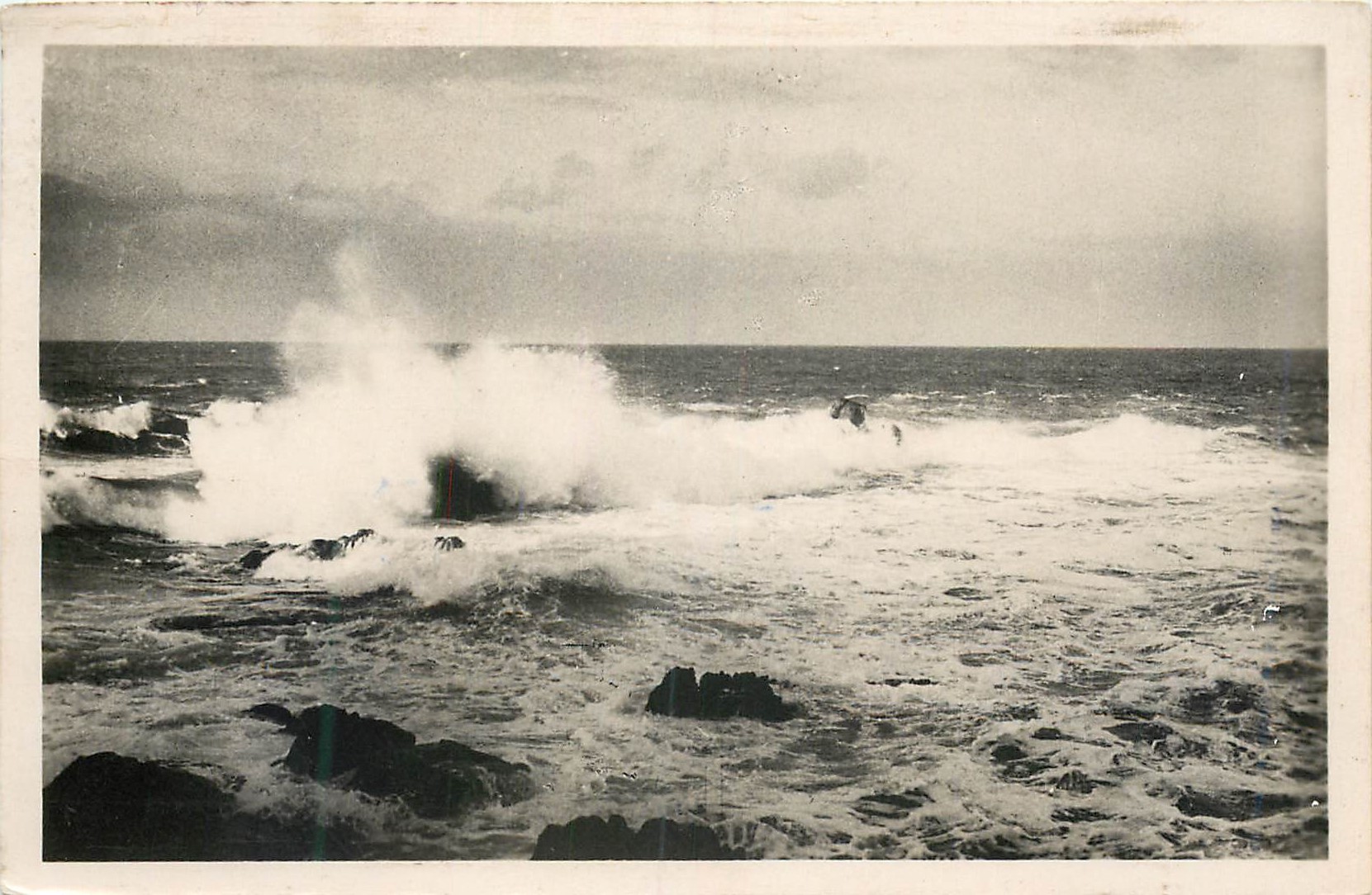 Vagues se brisant sur des rochers — vue maritime — éditeur non identifié