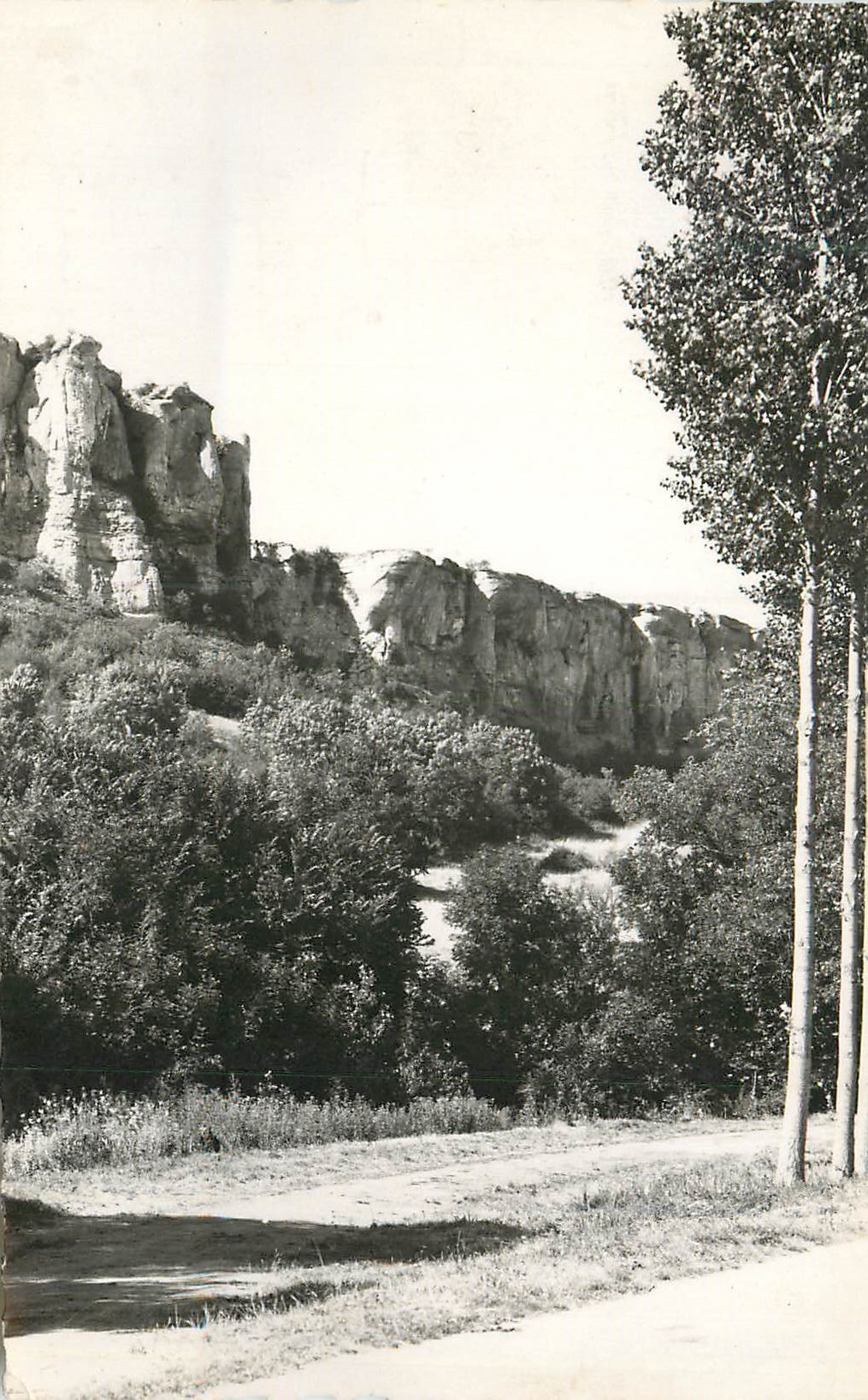 CPM Pouilly en Auxois (Cote d'Or) Les Rochers de Baume