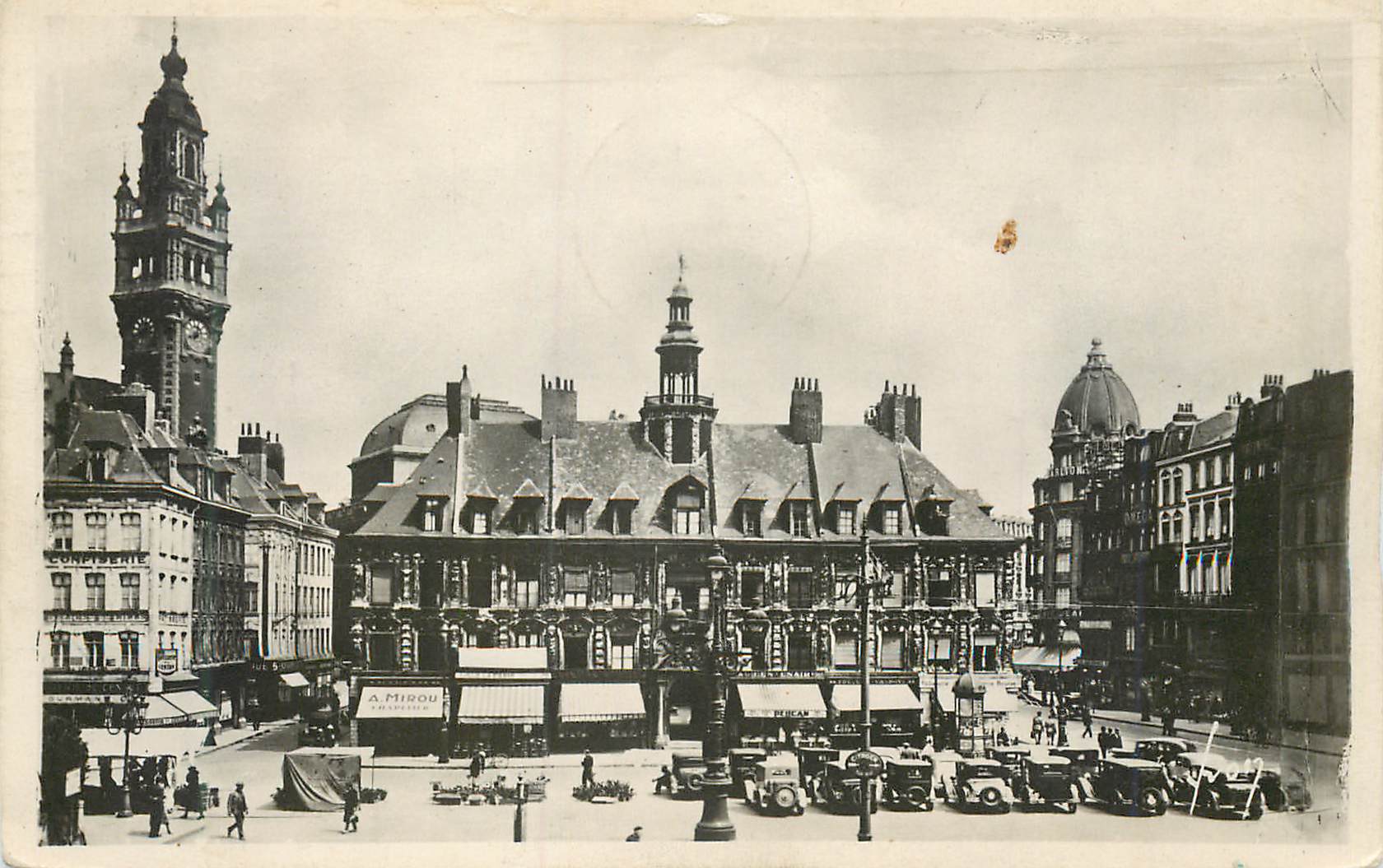 CPM Lille (Nord) L'Ancienne Bourse (XVIIe S) et Beffroi de la Nouvelle