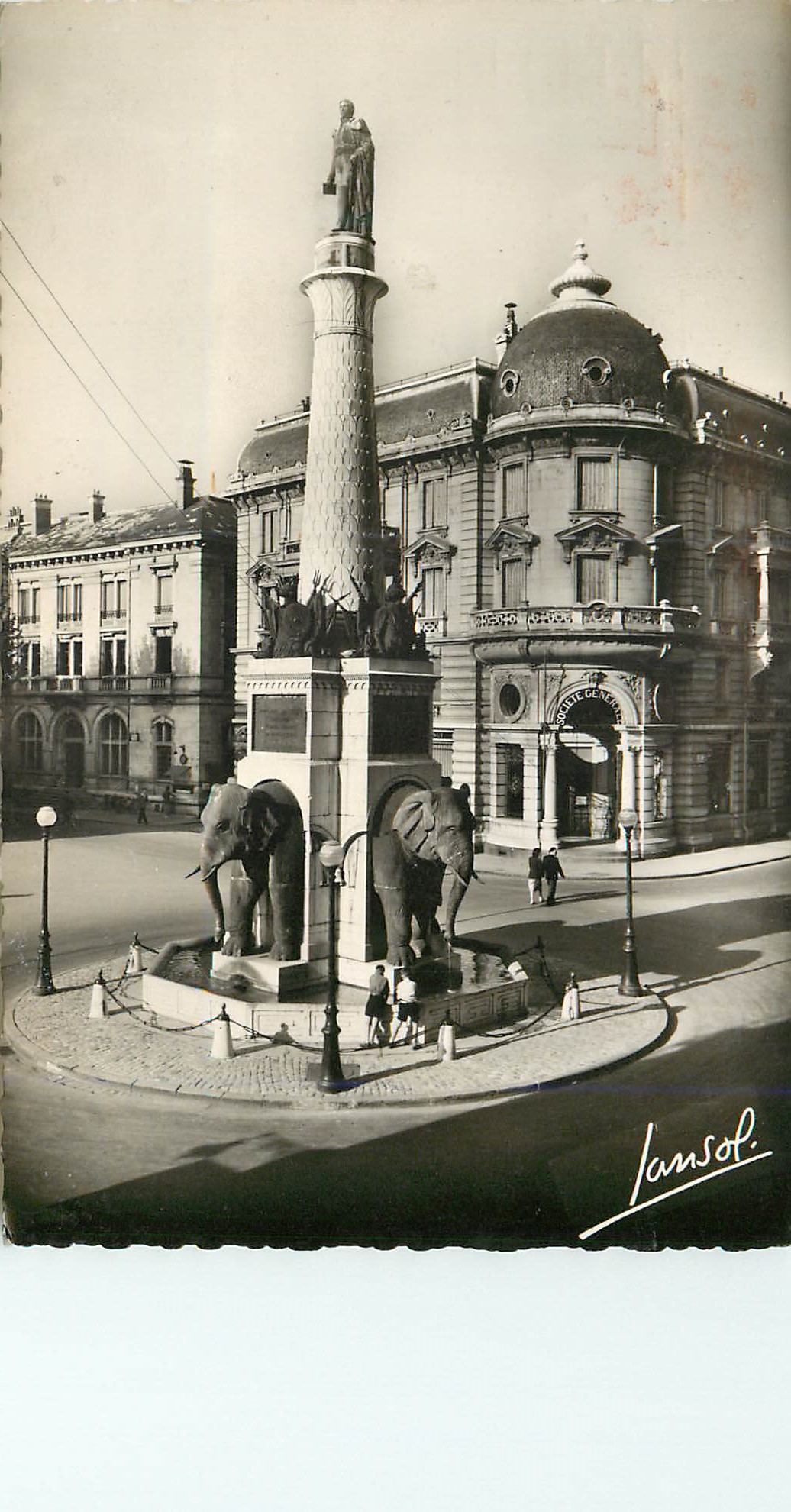 CPM Chambery (Savoie) La Fontaine des Elephants et la Statue du Generale de Boigne