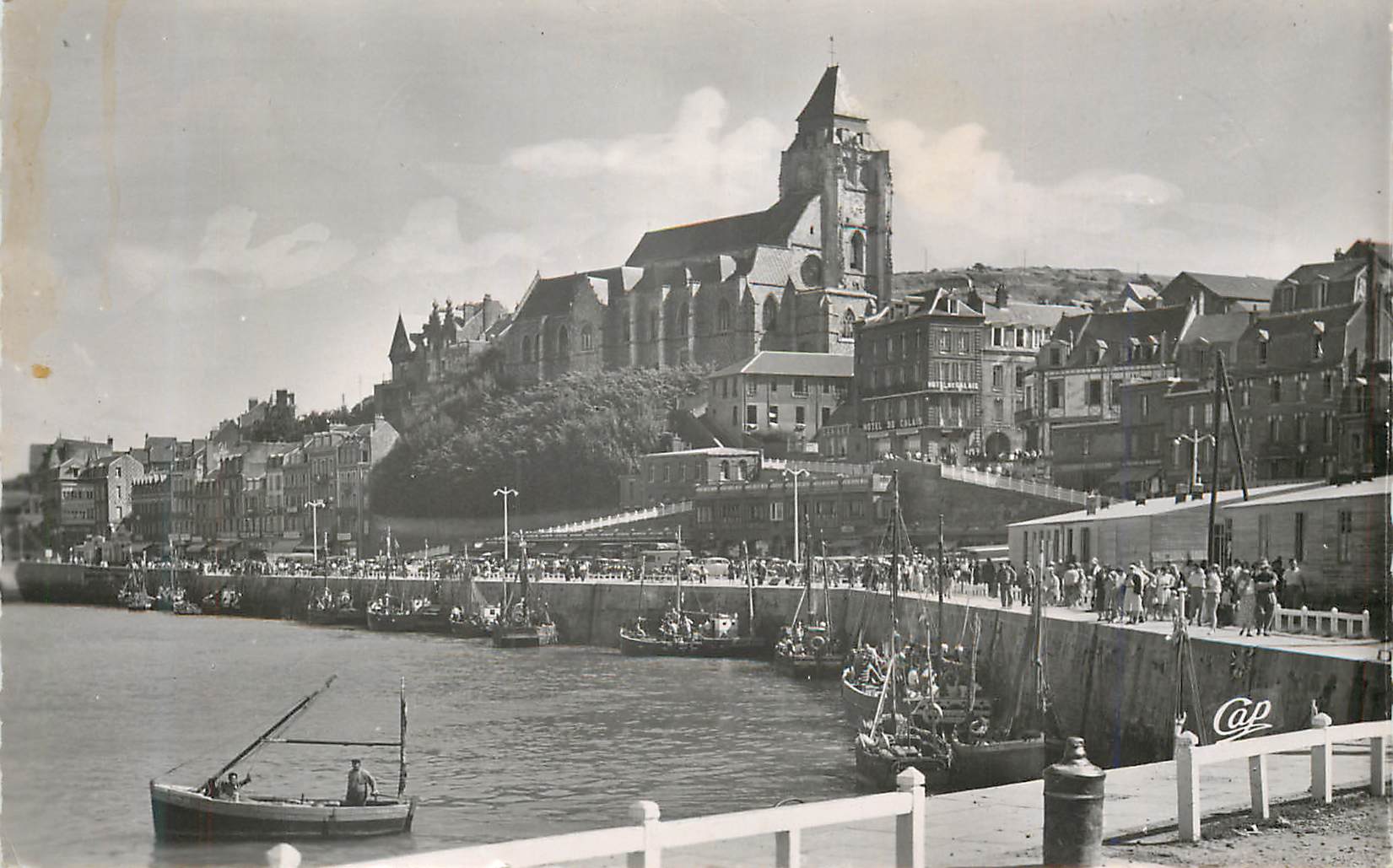 CPM Le Treport Le Port et l'Eglise Saint Jacques Bateaux
