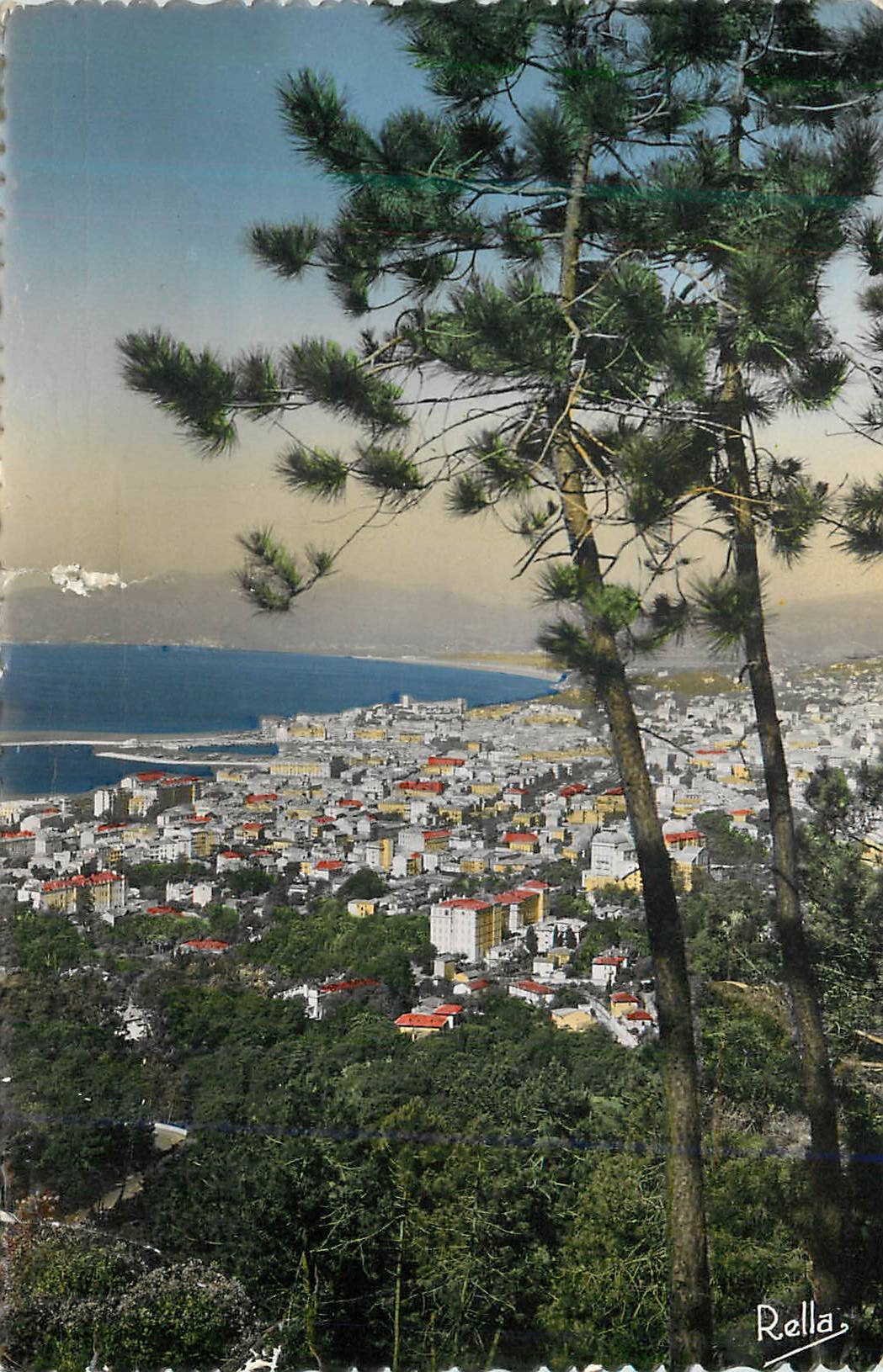 CPM Cannes La Cote d'Azur Vue prise de Super Cannes