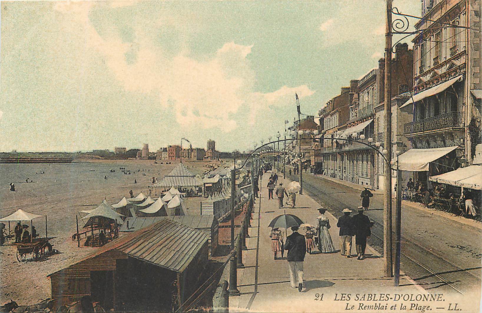 CPA Les Sables d'Olonne Le Remblai et la Plage