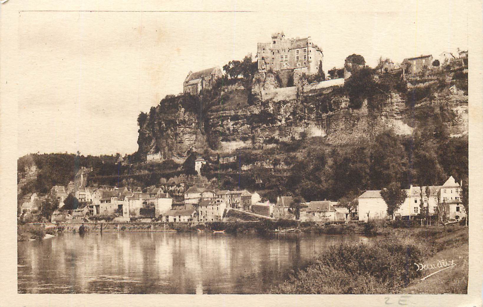 CPA La Dordogne Pittoresque Chateau feodal de Beynac et Village (en Sariadais)