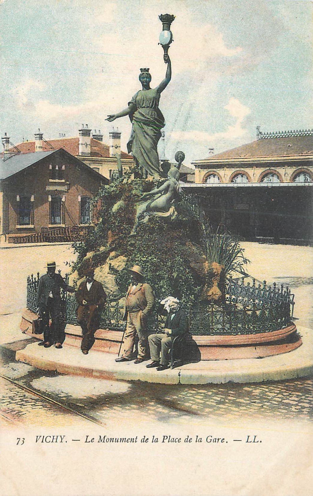 CPA Vichy Le Monument de la Place de la Gare