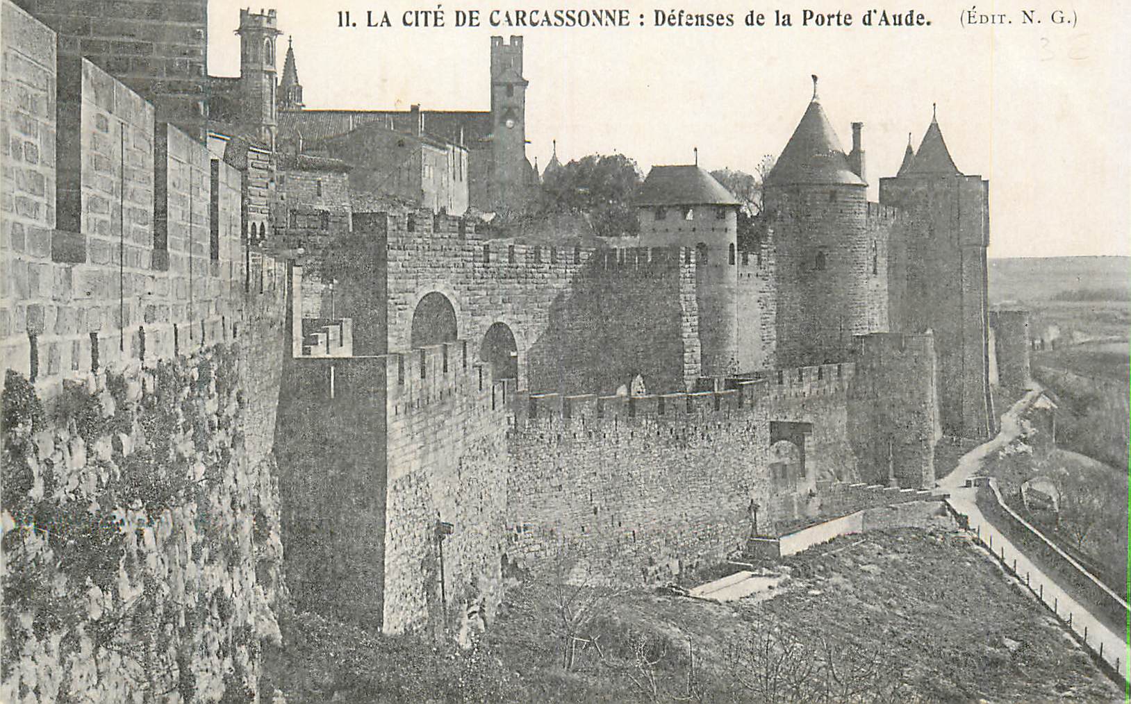 Carcassonne — Défenses de la Porte d'Aude — Édit. N.G.