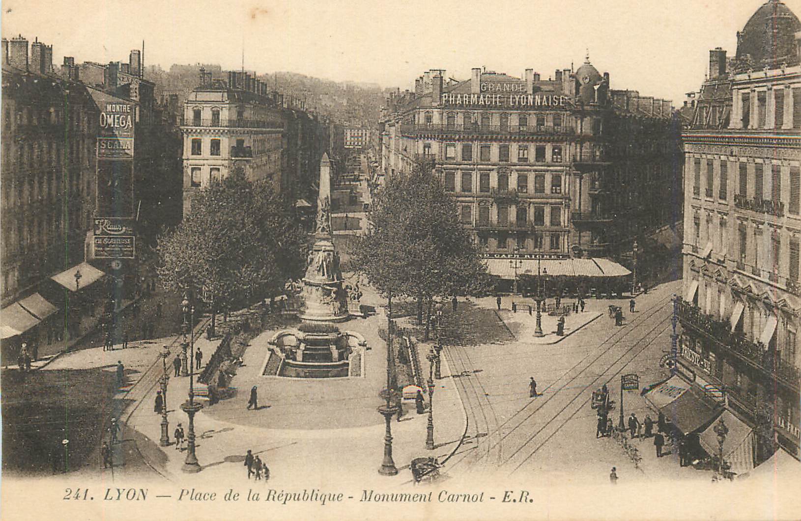 CPA Lyon Place de la Republique Monument Carnot