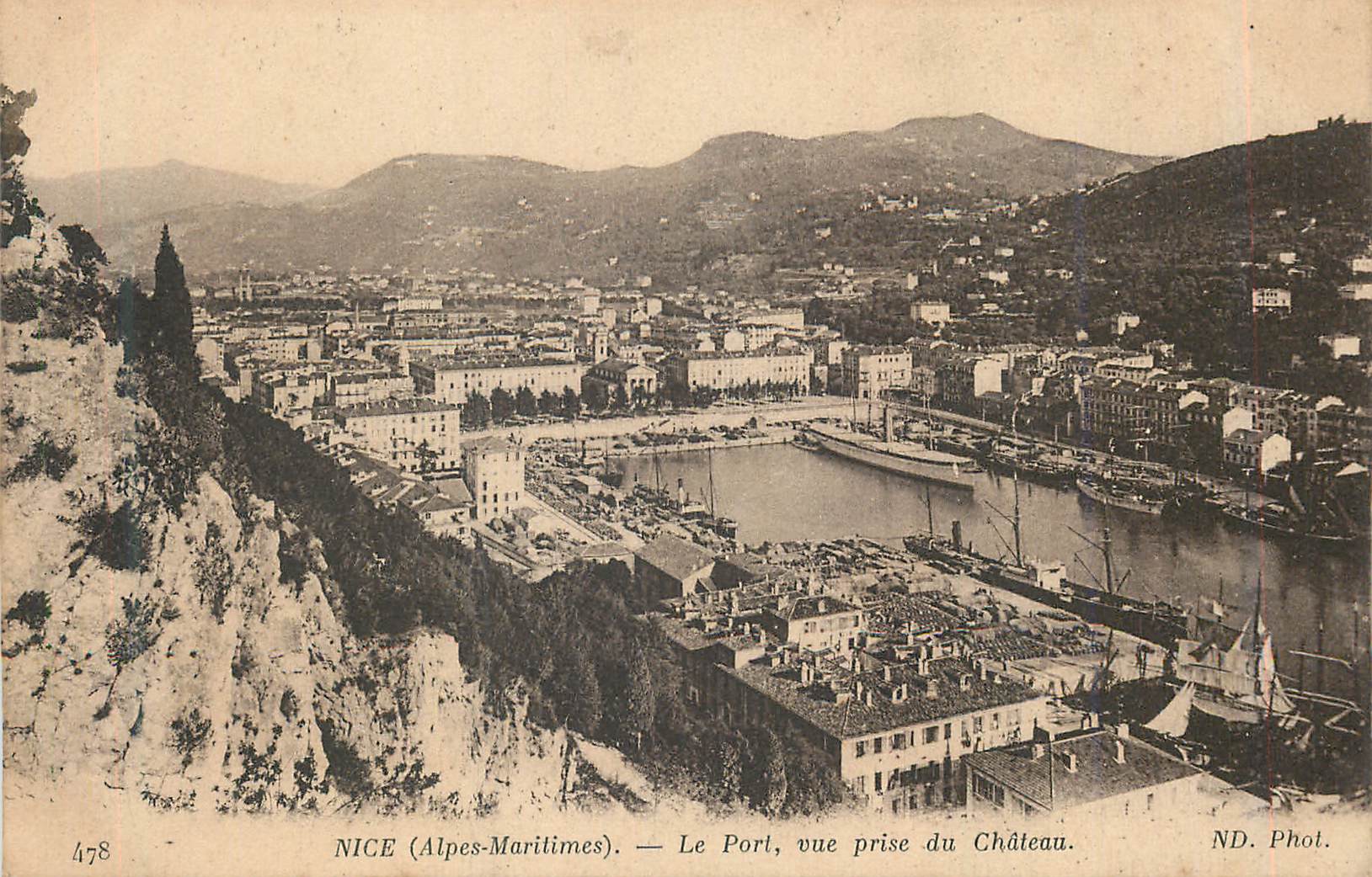 CPA Nice (Alpes Maritimes) Le Port prise du Chateau