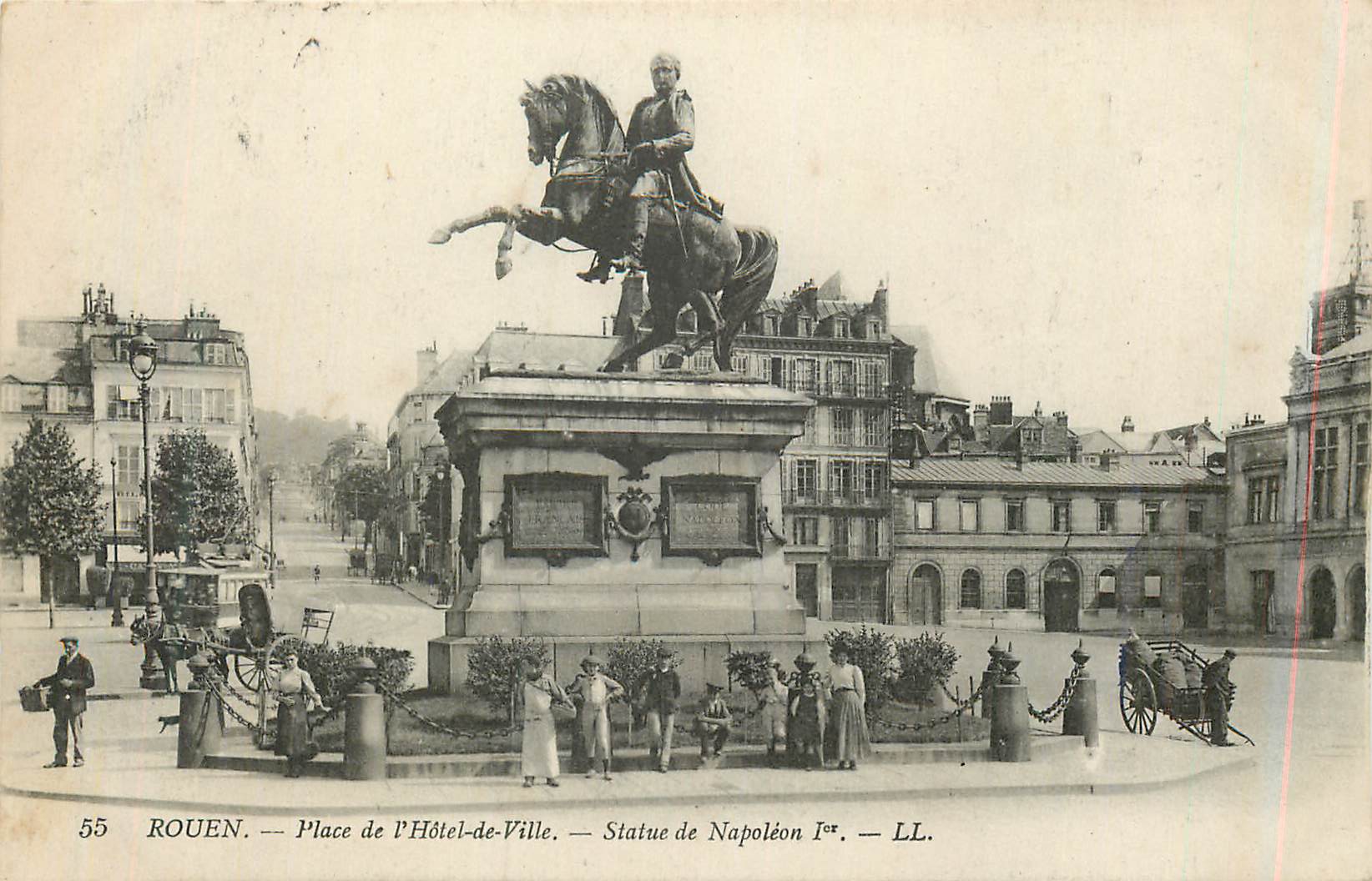 CPA Rouen Place de l'Hotel de Ville Statue de Napoleon Ier