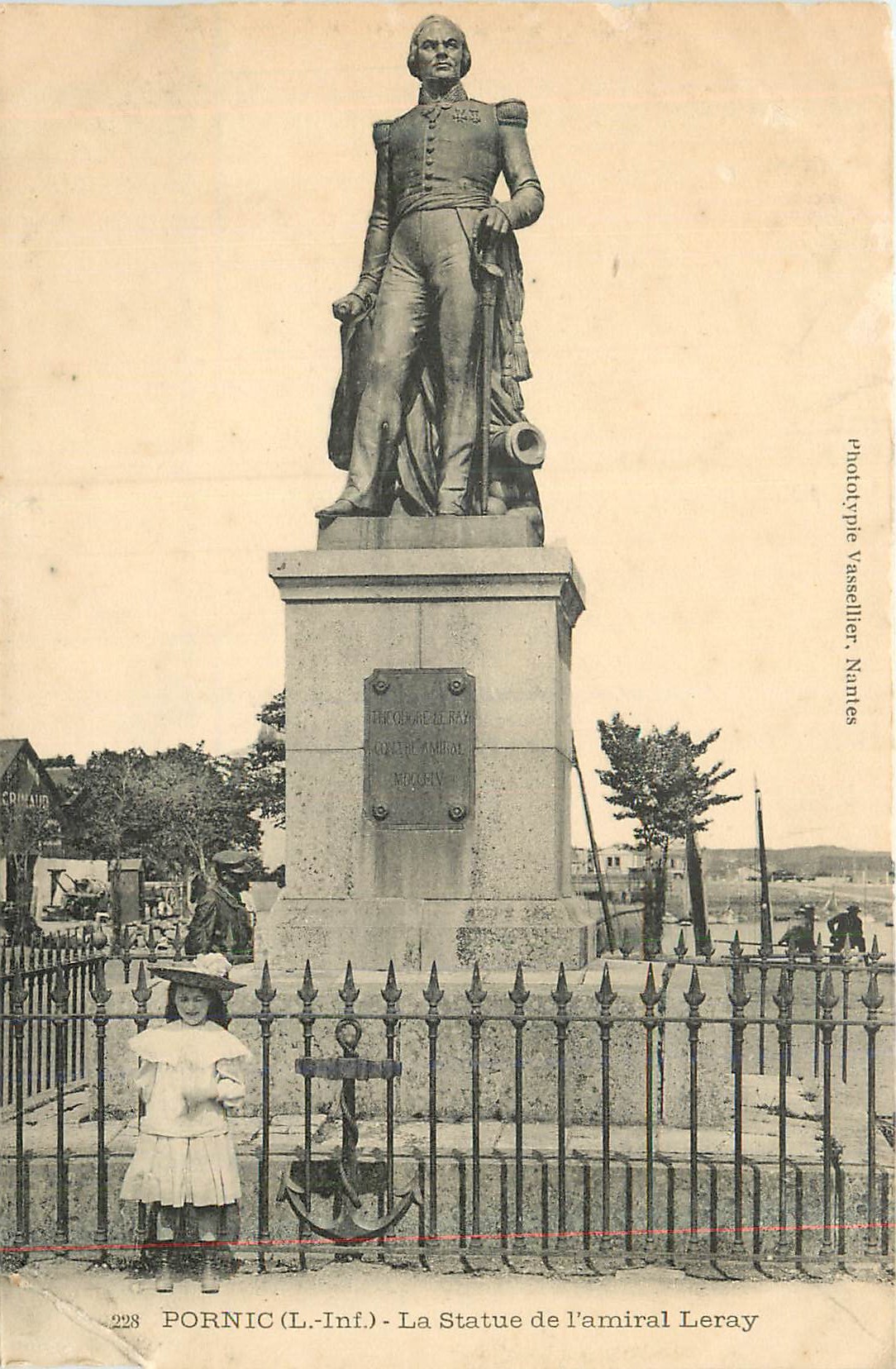 CPA Pornic (L Inf) La Statue de l'Amiral Leray