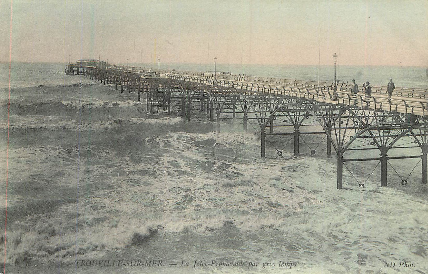 TROUVILLE-SUR-MER — La Jetée-Promenade par gros temps — ND Phot.