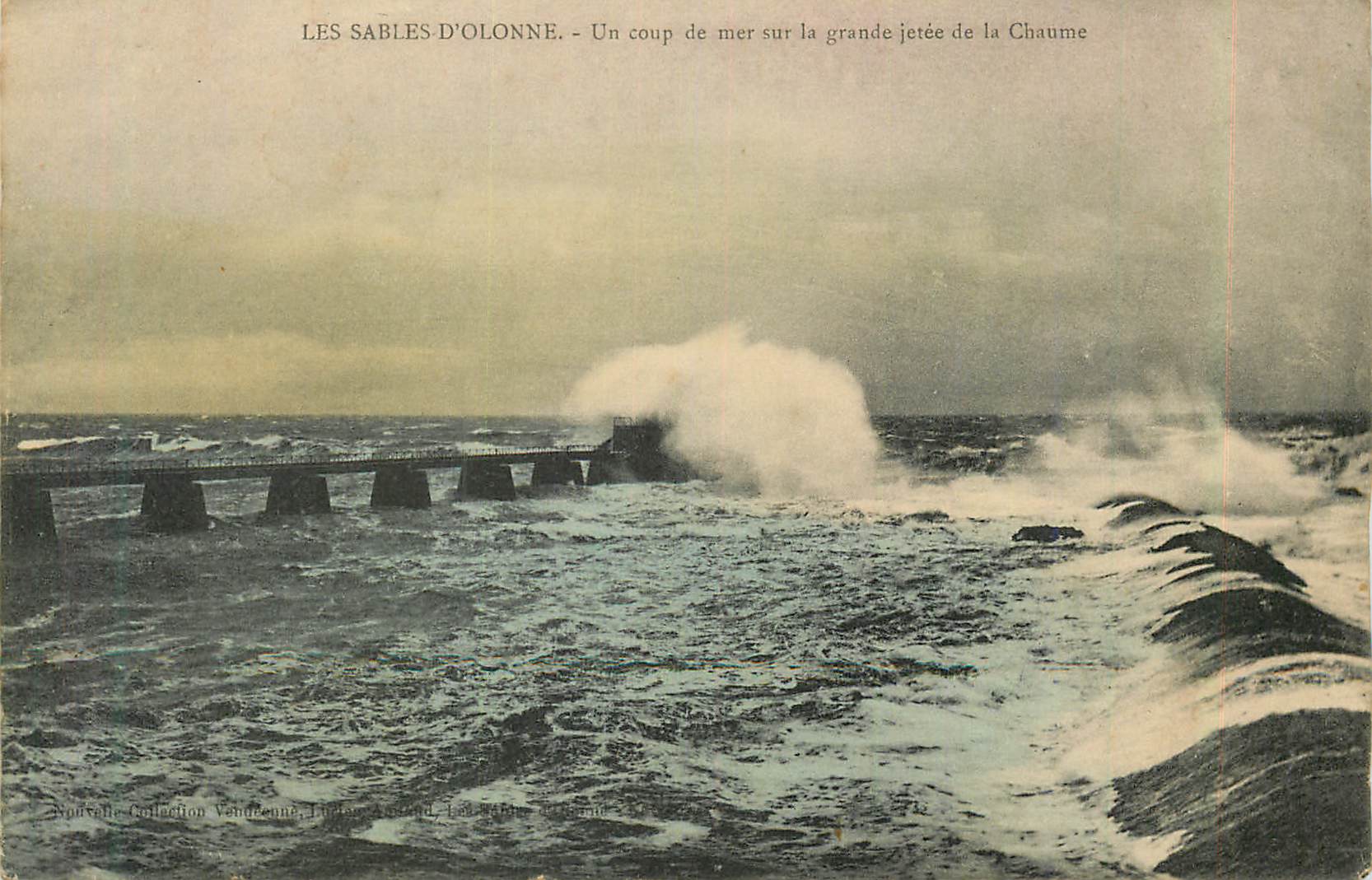 Les Sables-d'Olonne — Un coup de mer sur la grande jetée de la Chaume — Collection Vendeune