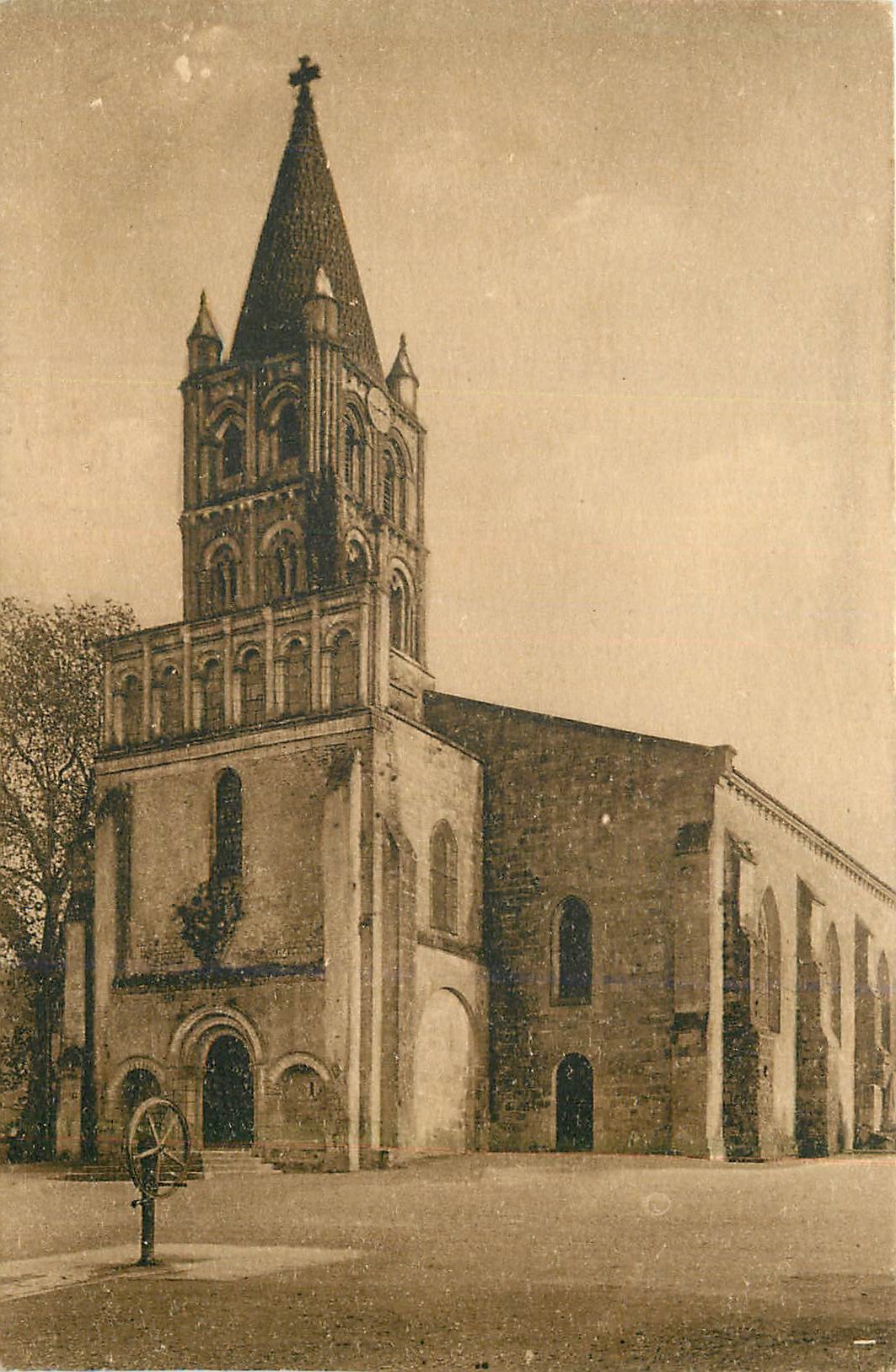 CPA Segonzac (Charente) Le Pays du Cognac Eglise St Pierre Es Liens de Segonzac