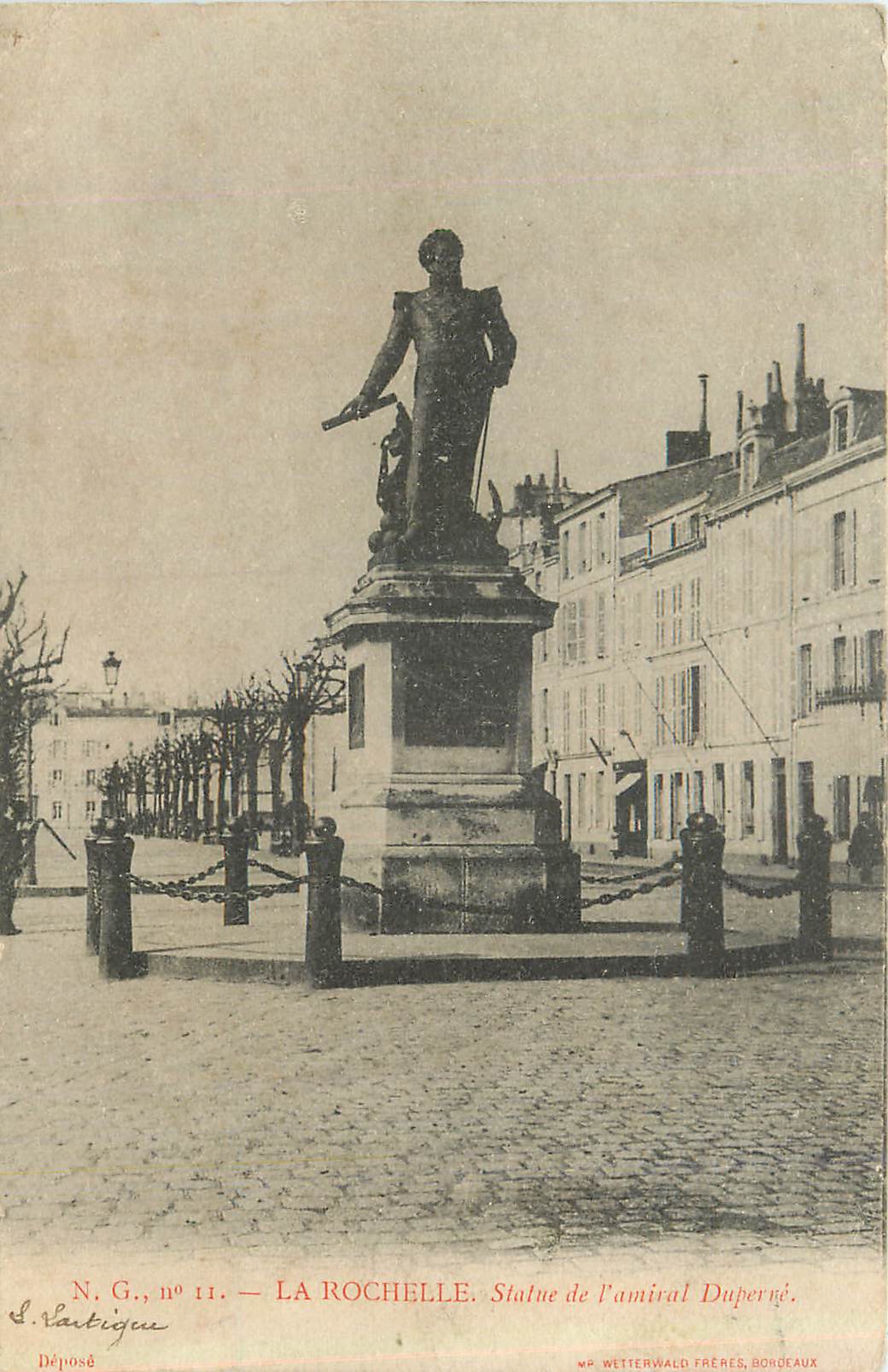 CPA La Rochelle Statue de l'Amiral Duperre