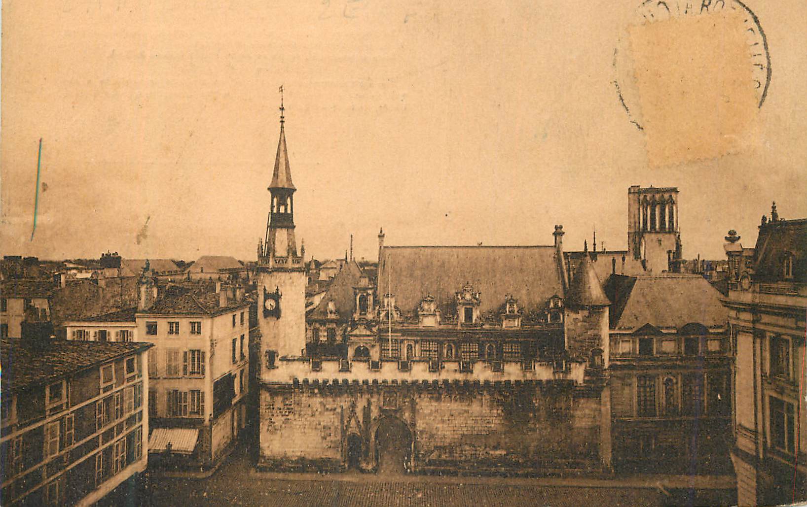 CPA La Rochelle Cour de l'Hotel de Ville (1595)
