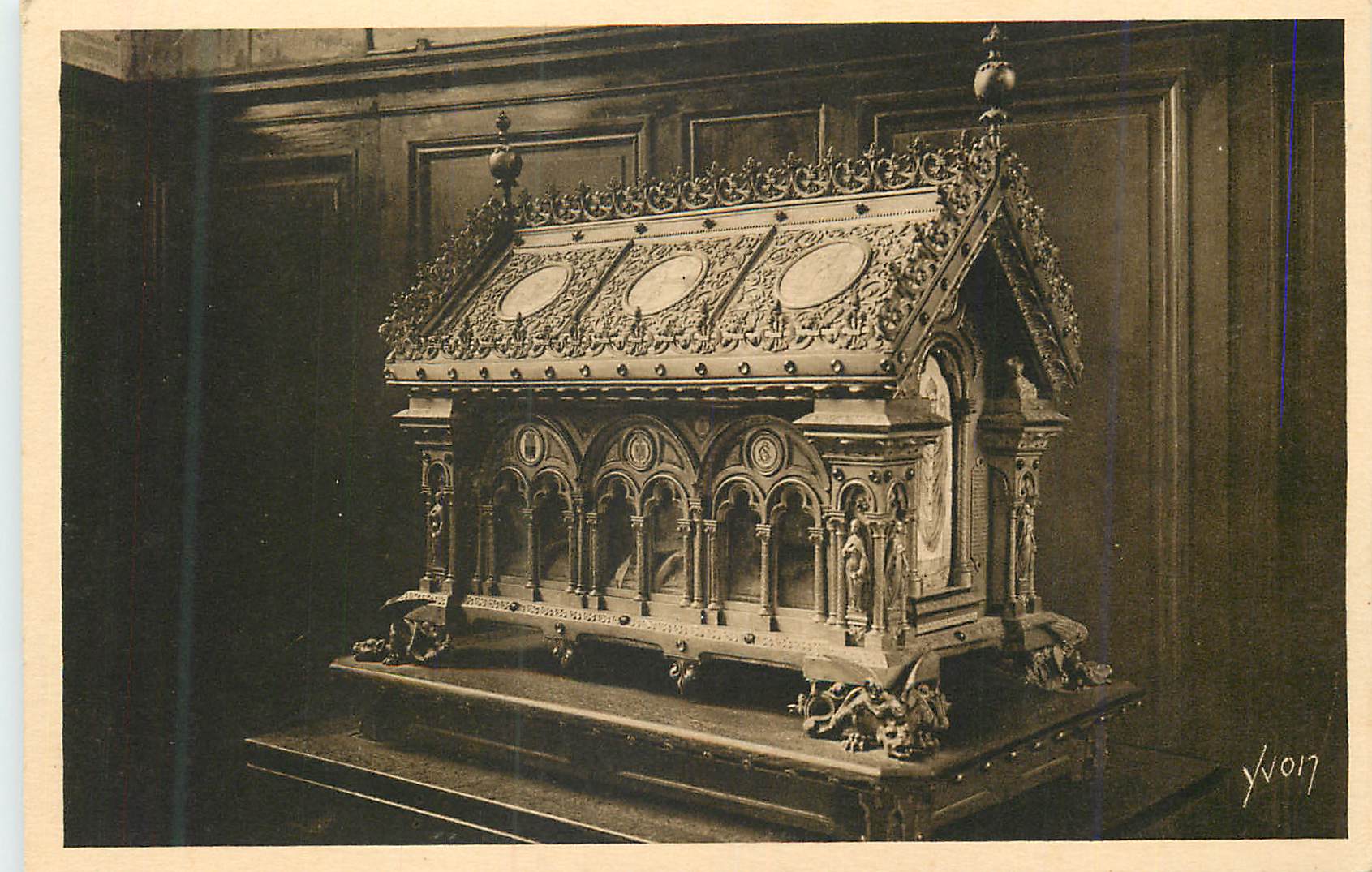 CPA Paris Eglise St Etienne du Mont La Chasse de Sainte Genevieve