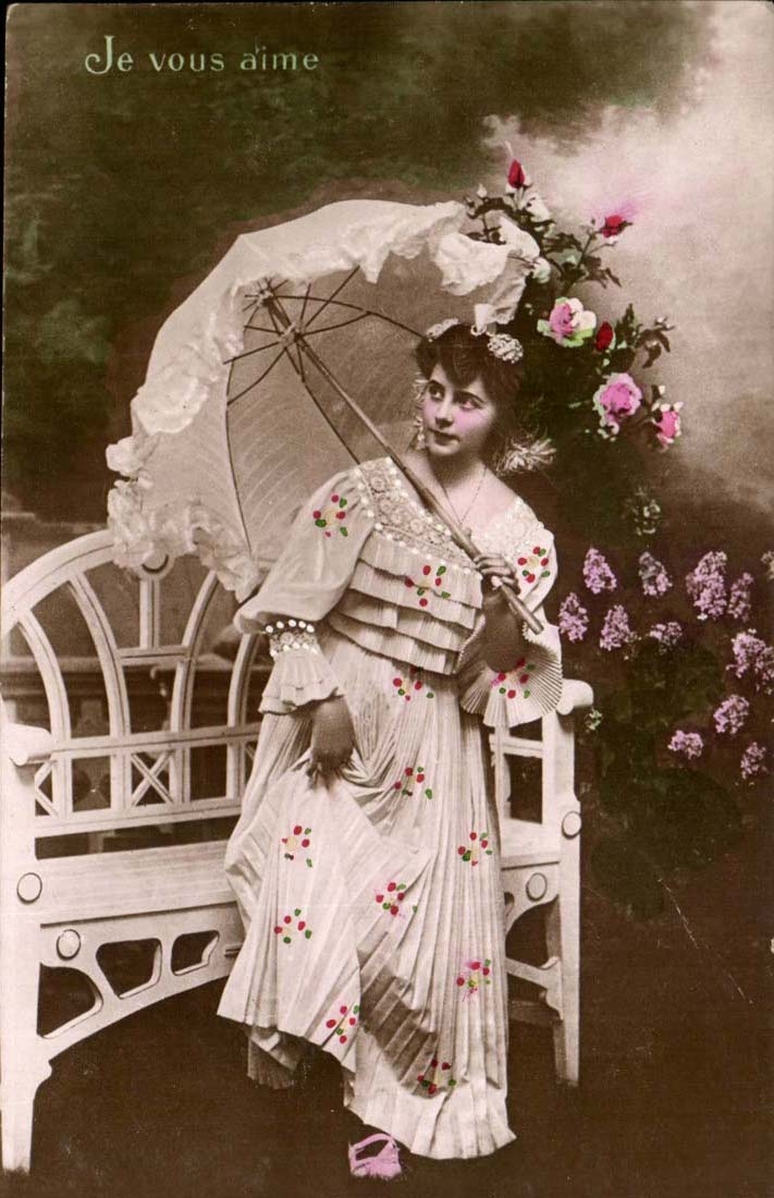 Mujer en vestido floral con un paraguas — 'Te quiero' — editor no identificado