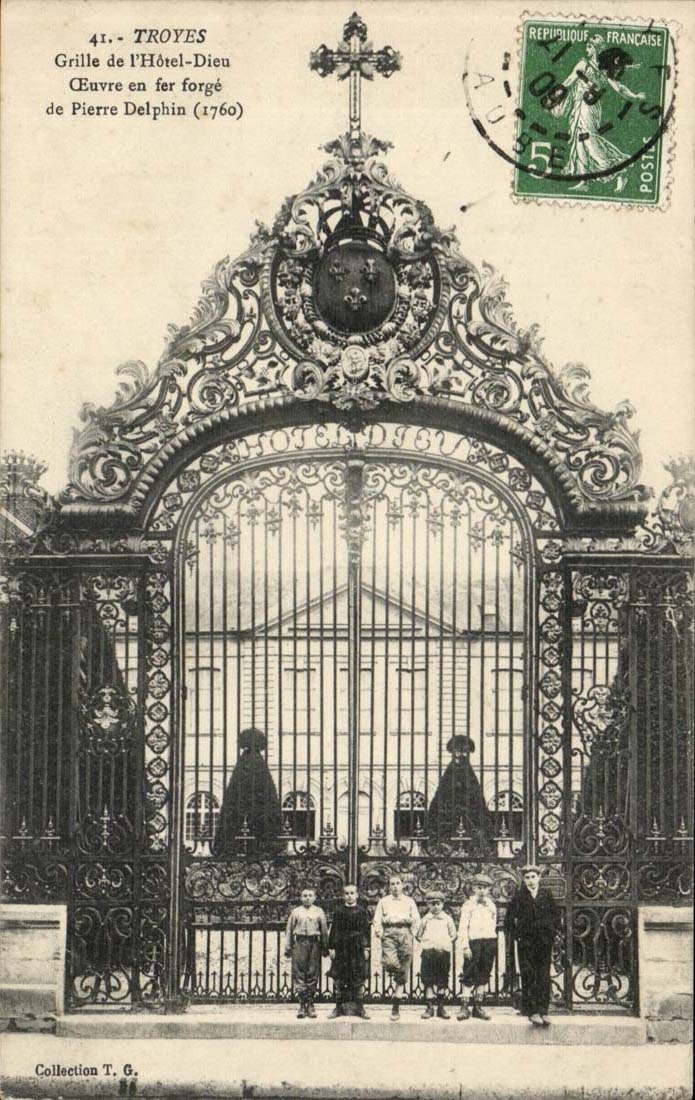 Troyes — Grille de l'Hôtel-Dieu, œuvre en fer forgé de Pierre Delphin (1760) — Collection T. G.
