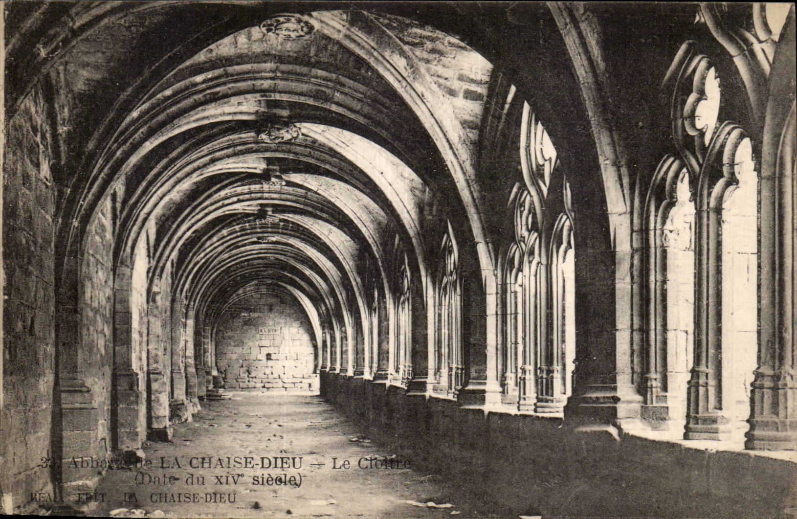 Abbaye de LA CHAISE-DIEU — Le Cloître (Date du xiv° siècle) — PEAS ÉDIT. LA CHAISE-DIEU