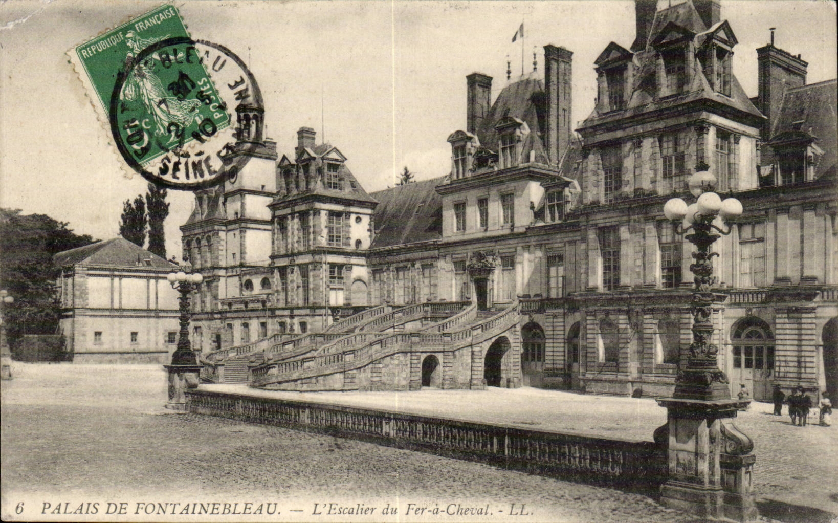 Palais de Fontainebleau — L'Escalier du Fer-à-Cheval — LL.