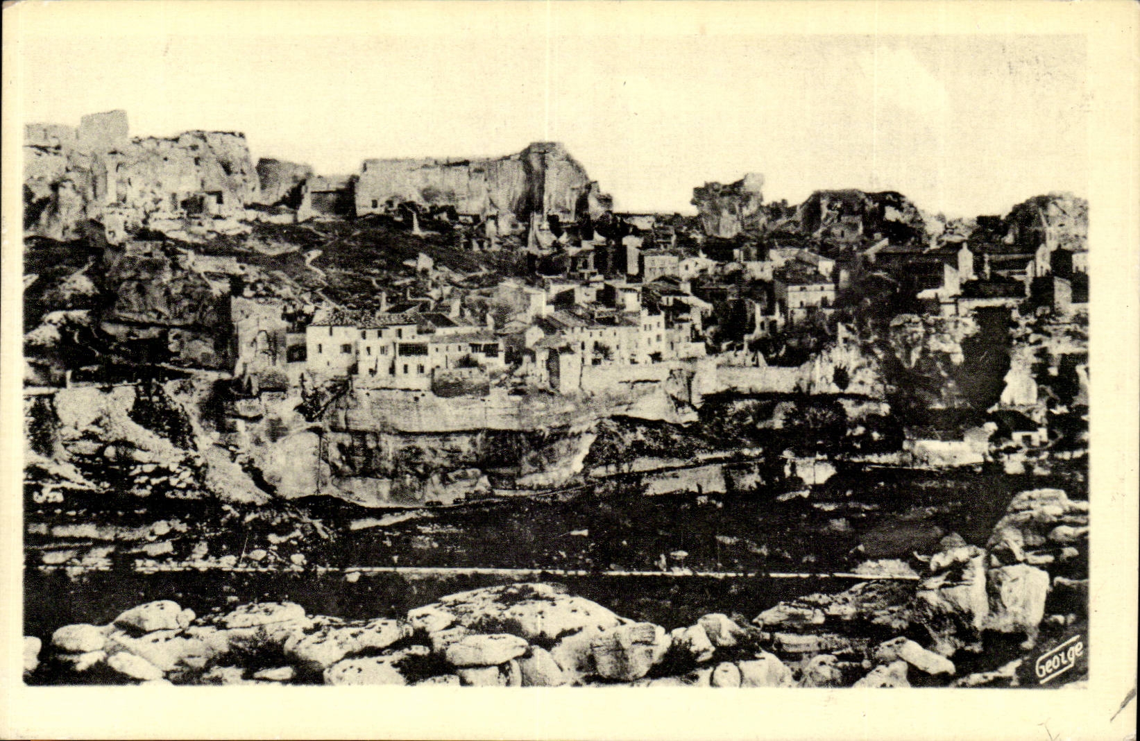 Les Baux-de-Provence — Vue générale prise du Sarragan — Photo George, Arles