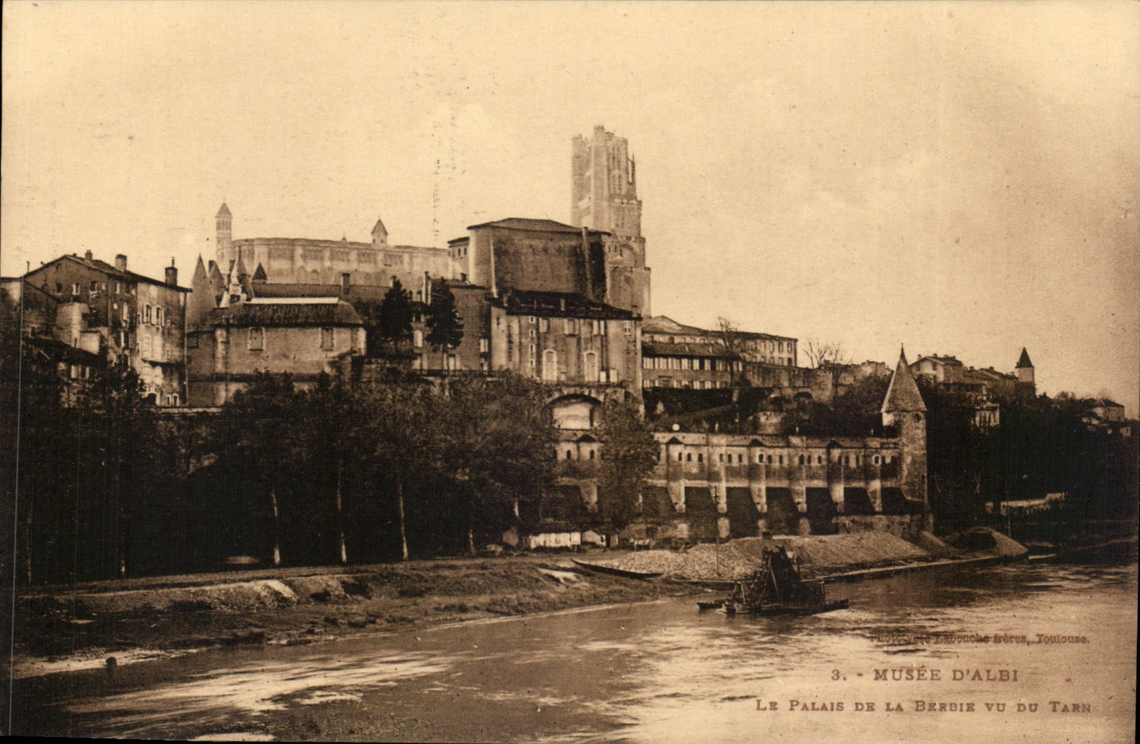 CPA Musee d'aLbi Le palais de la Berbie vu du Tarn