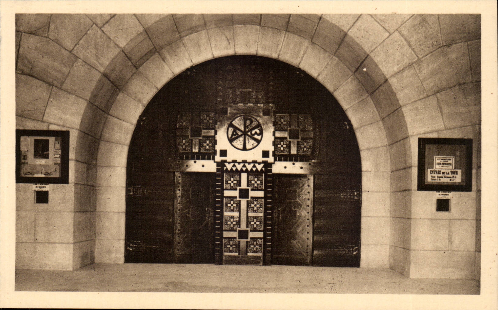 Entrée de la Chapelle Catholique — Ossuaire de Douaumont — Héliogravure Imprimerie de Nancy