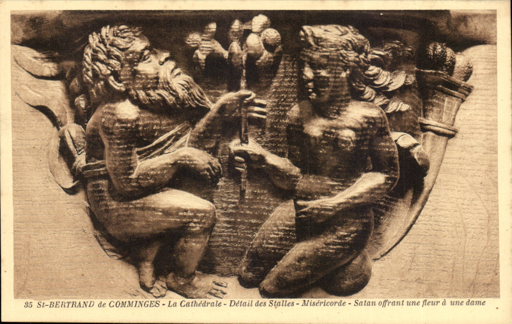Saint Bertrand de Comminges CPA Detail des stalles Misericorde Satan offrant une fleur a une dame