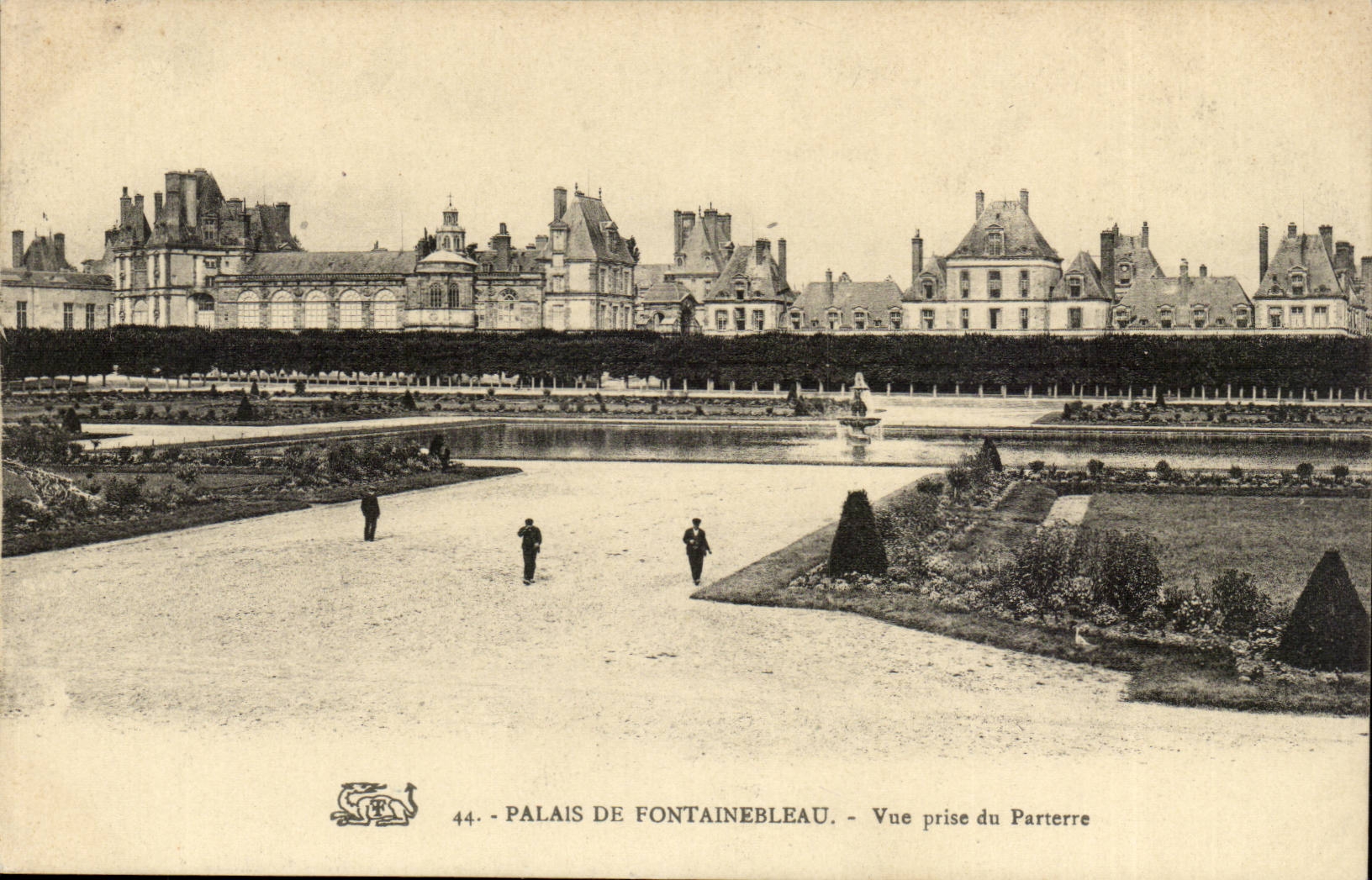 Palazzo di Fontainebleau — Vista presa dal Parterre — Editore : 44. - PALAIS DE FONTAINEBLEAU
