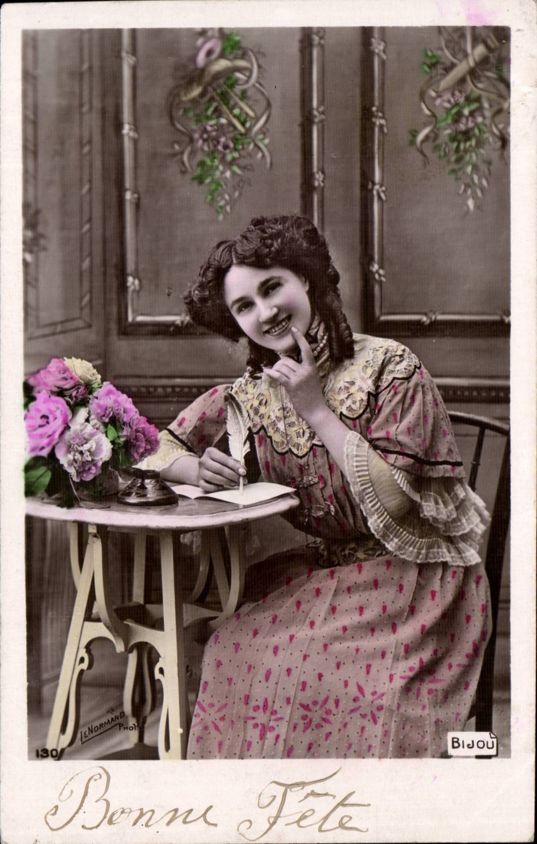 Jeune femme souriante écrivant — Bonne Fête — LeNormand Phot. n°130, Bidou